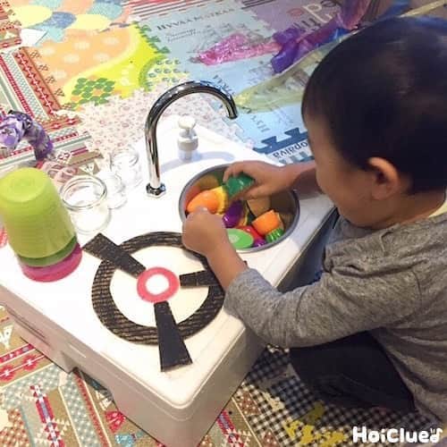 HoiClue♪ [ほいくる]のインスタグラム：「＼おままごとキッチン／  ジュージューコンロに、シンクまでついた手作りキッチン🍳  さーて、今日のメニューは何にしようかな！？😋  お料理のまねっこや、お友だちとおままごとなど…楽しみ広がる手作りアイテム✨  . . . . . . . . . . . . . . . . . .  ■ ポイント！  ・手作りのフライパンやお鍋とセットで楽しむことも。 フライパンやお鍋、キッチン家電の作り方ほいくるサイトにて。 ・「ごはんできましたよー」「今日のごはんはカレーライスです」など、おままごとにもってこい。 本格的なキッチンで、より気持ち高まるアイテム。  ■ 材料 ・発泡スチロール箱 ・ダンボール  ■ 使うもの ・ペン ・カッター ・ボンド（のりでもOK） ・ボウル ・使い終わった洗剤容器のポンプ部分（なくてもOK） ・空きビンやコップ（なくてもOK） ・野菜のおもちゃ（なくてもOK）  ■ 作り方  1、発泡スチロール箱のフタ、右下を丸く切く。  2、1でくり抜いた穴にボウルをセットする。  3、ダンボールで写真のようなパーツを作り、黒く塗る。  4、2のボウルの左に赤丸を描き、3のコンロをセットしてボンドで貼ったらできあがり！  5、洗剤容器のポンプを取り付けたり、調味料に見立てたビンやコップなどを並べれば、より本格的に！  . . . . . . . . . . . . . . . . . .  ほいくるの投稿を見て遊んだ後は、ぜひ #ほいくる または #hoiclue のタグをつけえ教えてください♬ほいくる公式サイトの記事内で、ご紹介させていただくかも…？ ※その際はInstagramのメッセージにて事前にご連絡させていただきます。  そのほか「あそび」や「こども」にまつわる色々な情報やアイディアを楽しみたい方は、 @hoiclue のプロフィールのURLへ 👉︎︎︎︎️️️️️️  #保育 #保育士 #保育園 #幼稚園 #幼稚園教諭 #こども園 #保育士の卵 #保育学生 #遊び #あそび #子ども #こども #children #kids #製作 #制作 #工作 #キッズアート #おうち遊び #室内遊び #こどもとあそぶ  #ごっこ遊び #おままごと #おままごとキッチン」