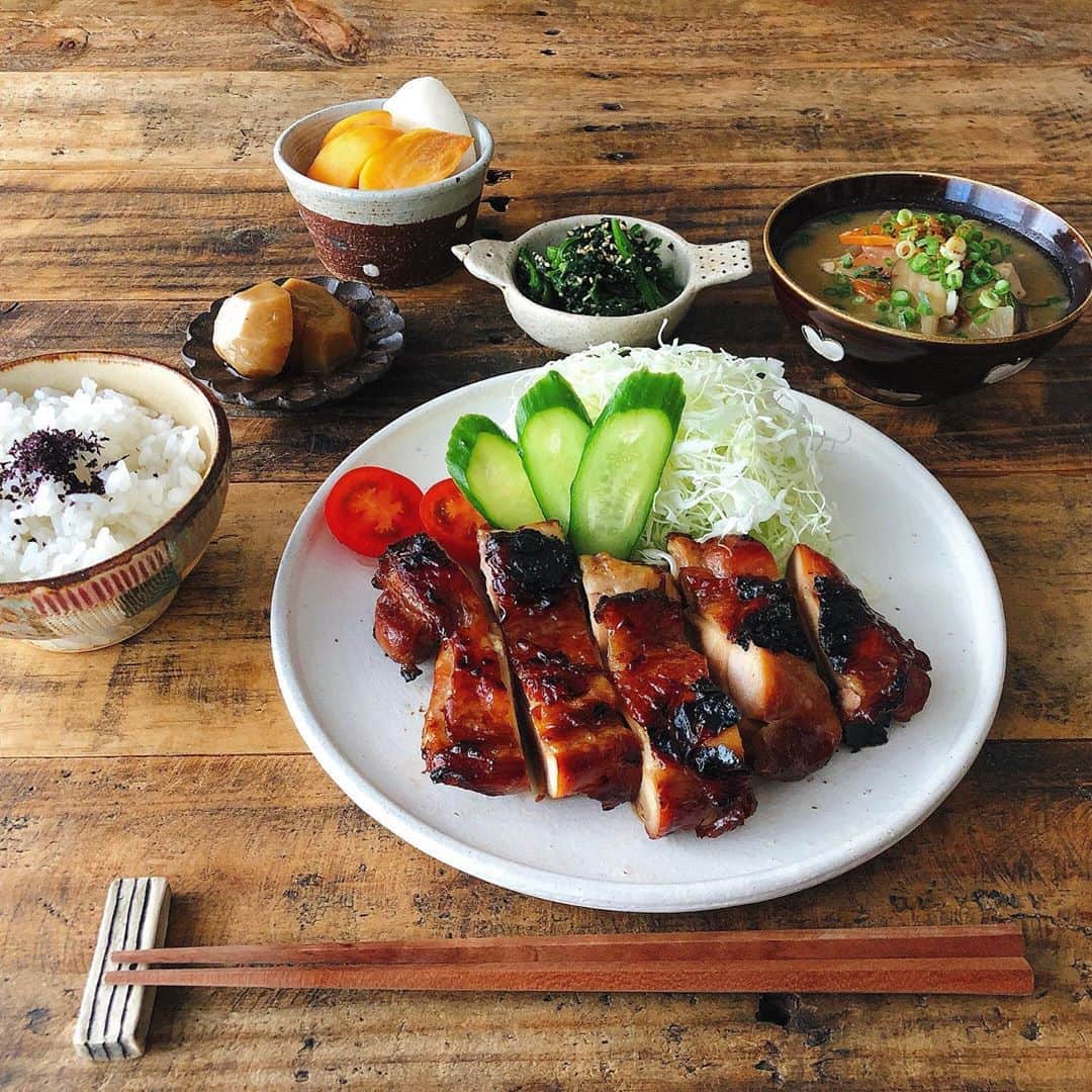 chaako ちゃあこのインスタグラム：「2020.11.6 * * 昨日の晩御飯٩(๑❛ᴗ❛๑)۶ * ＊照り焼きチキン ＊ほうれん草の胡麻和え ＊里芋の煮物 ＊2日目の豚汁 ＊朝倉の柿、梨 * でした(๑´ڡ`๑) * 今更ですが、昨日の晩御飯。 メインは美味しい美味しい照り焼きチキン♡ これ、半年前くらいからめっちゃハマってるレシピです。って紹介するの初めてだけど(笑)(￣m￣*) * 私は姉から教わったレシピ。 姉は知り合いの人から教わったレシピ。 超簡単なのにめっちゃ美味しいから、紹介したかったんです(*≧∀≦) * #照り焼きチキンレシピ 調味料は砂糖・醤油・サラダ油だけ。 これらを1:1:1で鶏肉を漬け込んで焼くだけ。 * たったこれだけ。 だけだけうるさくてすみません(笑) でも簡単過ぎるでしょ？(￣m￣*) * 鶏肉は胸肉、もも肉、手羽元、手羽先… どの部位でも美味しいです！全部やってみた(笑) * 漬け込む時間は2日〜4日。 1日でもまぁまぁ味が染みてはいますが、2日以上は絶対に漬け込んだ方が美味しいです。 漬け込んでおけば、あとは焼くだけなので本当に簡単です。忘れた頃に焼いて下さい(笑) * 因みに今回のは4日間漬け込んでます。 * これからの季節、クリスマスのチキンにもぴったり。 * 焼き方は、勿論フライパンやオーブンでも良いんだけど、私のお勧めは魚焼きグリル。 * 魚焼きグリルで焼くのが1番美味しかった♡ 余分な脂が落ちるし、美味しい焦げもつくし、お肉はジューシーだし、本当に美味しく焼けます。 * 私の焼き方は、グリルを先に強火で温めておいて、お肉を入れたら火力を1番弱くして、じっくりゆっくり焼きます。 * 焦げ目が付いてくるので、その時点で結構火が通ってそうなら火を止めて、グリルから出さずに余熱で火を通します。 * 焦げやすいので気をつけて下さい。 * 調味料はね、砂糖をラカントに変えてみたり、サラダ油をオリーブオイルに変えてみたり、カロリー下げようといくつかやってみたけど、変えない方が美味しいです(笑) * ただ、サラダ油は少し減らしても美味しく作れます。 * 私は鶏もも肉2枚に対して、砂糖と醤油を大さじ3ずつ、サラダ油を大さじ2入れて作ってます。 * 騙されたと思って(笑)、是非とも作ってみて下さいね！本当に美味しいから(* ´艸｀) * アレンジとして、おろしにんにく入れたり、黒胡椒入れたり、豆板醤入れたりとかも美味しいです。が、まずは基本を(笑) * 感想お待ちしておりますԅ(¯﹃¯ԅ) * * * 今日は姉とデート？してきました。 カインズ、ニトリ、IKEA、ダイソーとか他にも色々。 * 福岡に住んでると、気軽に一緒に出かけられるからやっぱり楽しいな(o´罒`o)ﾆﾋﾋ♡ * もっぱら運転手ですけどね( ･᷄ὢ･᷅ ) * * *」