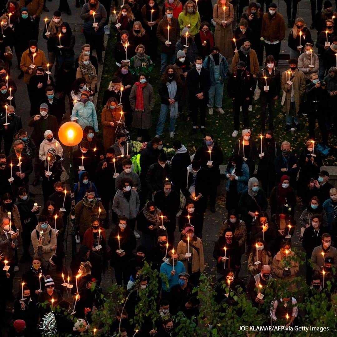 ABC Newsさんのインスタグラム写真 - (ABC NewsInstagram)「People attend a candlelight vigil remembering the victims of the terrorist attack in Vienna, Austria on November 5, 2020. Austria is mourning four civilians shot dead by a 20-year-old Islamic State sympathiser who attacked a popular nightlife area in the heart of Vienna on November 2, 2020, on the last night before a second coronavirus shutdown. #vienna #terror #vigil」11月6日 19時30分 - abcnews