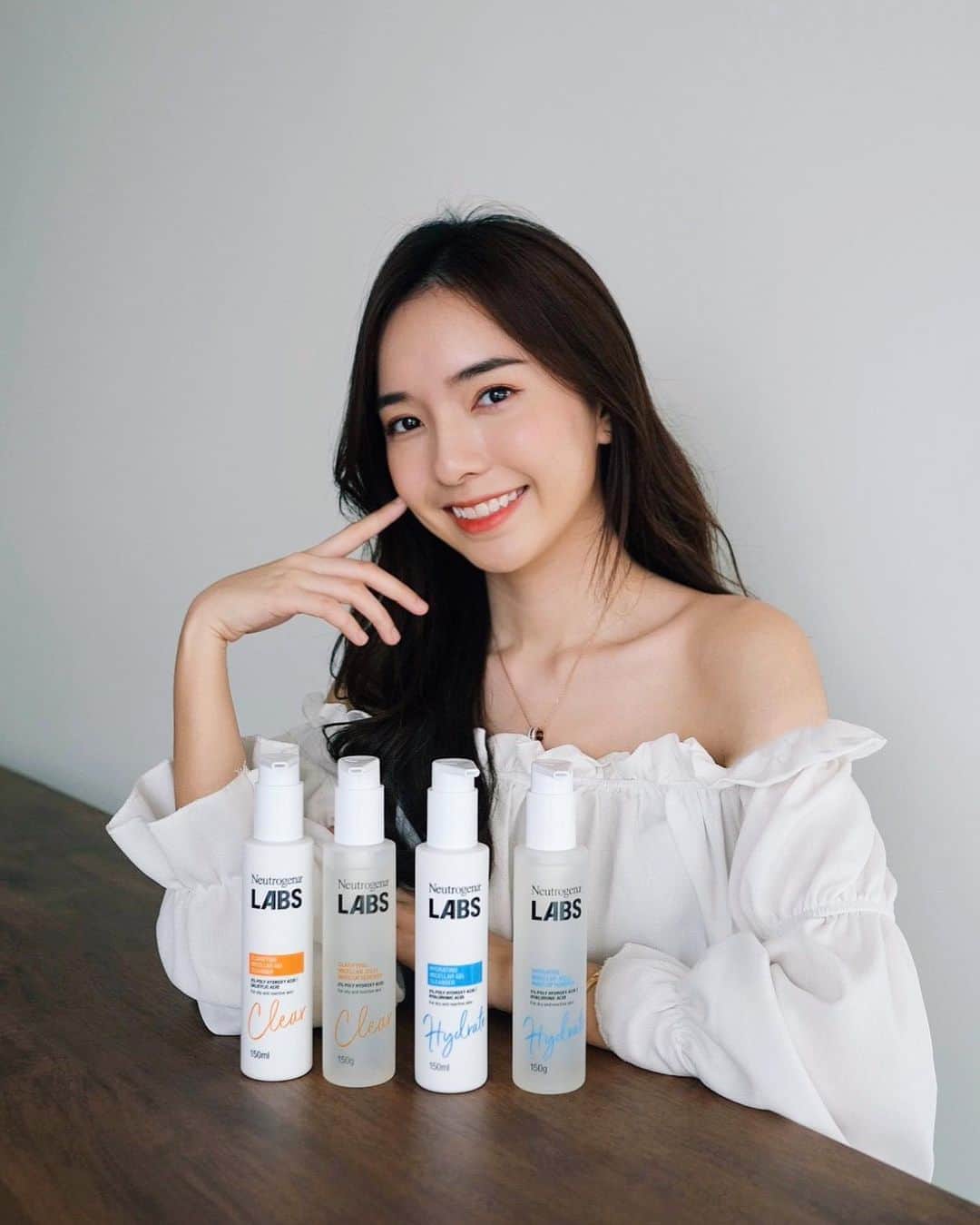 STEPHY YIWENのインスタグラム：「我最近在用的卸妝和洗臉系列 - Neutrogena LABS 💗 非常輕鬆達到卸妝效果 洗臉霜也可以為臉部皮膚帶來非常溫和平穩皮膚狀態！  這產品特點是它采用了Magnetic Cleansing 技術，像一個巨大的磁鐵將污垢吸走，並不會傷害肌膚表層。它也含有 2% Poly Hydroxy Acid (PHA) + HA 可以幫助清除死皮細胞 同時0%的刺激性 使皮膚更嫩和清潔。  新推出兩種系列分別有 Hydrating / Clarifying  我本身用Hydrating 系列為主 因為皮膚偏乾 油性肌膚的朋友們可以選擇Clarifying系列的喔😛  現在可以到臨近的 Guardian 或網上 https://bit.ly/3l0qL5Q 購買選擇適合你的系列了 🥰   @neutrogenamy @guardianmy #reactiveNEUskin #magneticcleansing #LABSforyou」