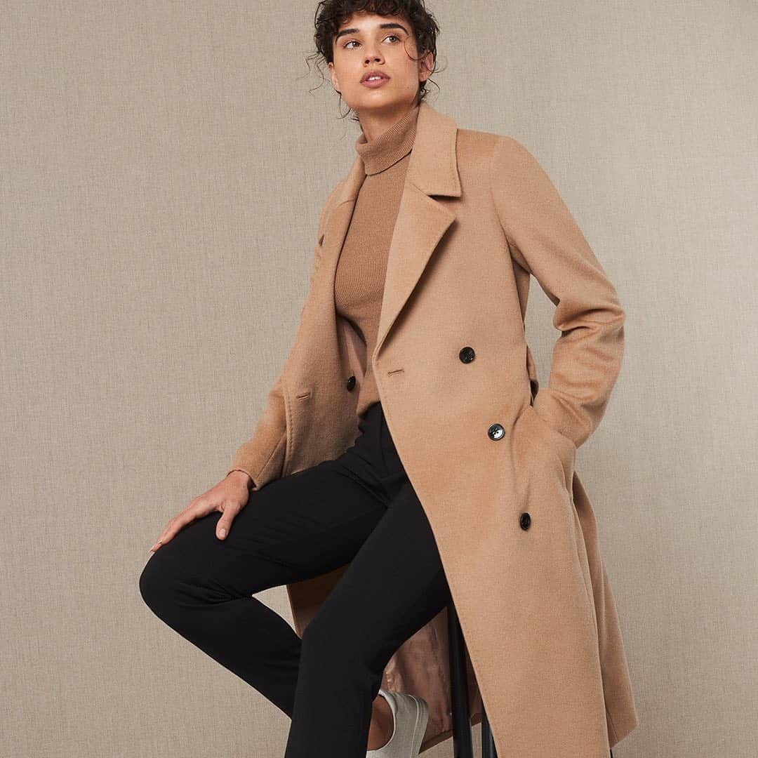 イエーガーのインスタグラム：「A plush choice that will stay polished from one season to the next, this camel coat is cut to a double breasted silhouette and is styled with a flattering belt at the waist. #JaegerStyle #AW20Womenswear」