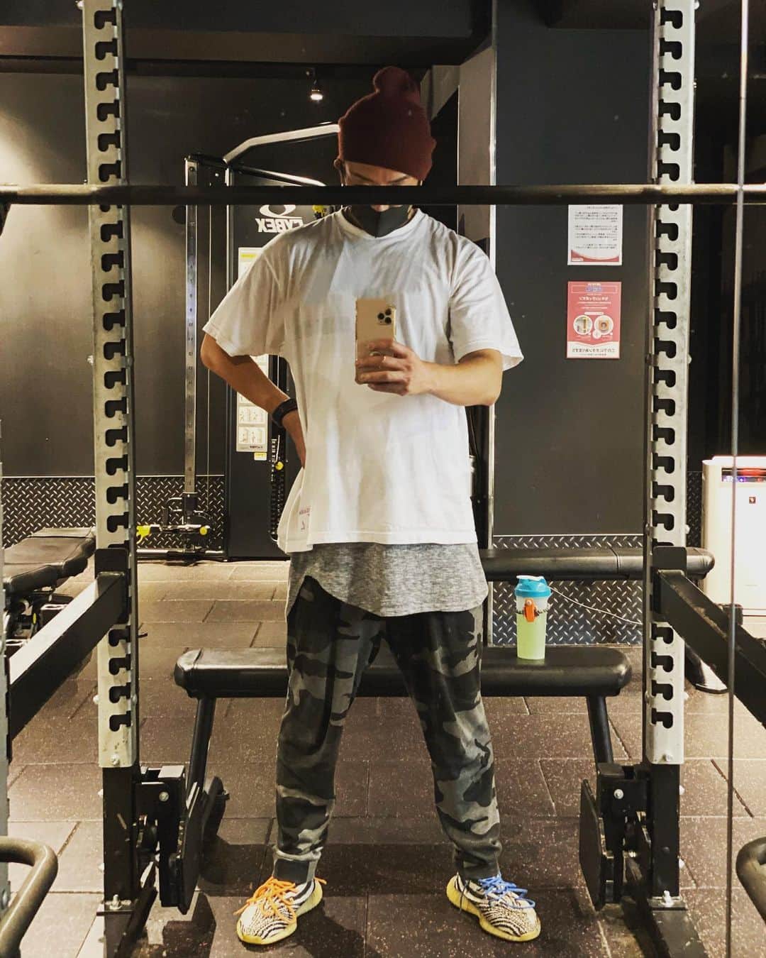 SHU-YAのインスタグラム：「どうにもやる気が起きないとき🕶 . 帰ろかな… . でもせっかく来たし、今年入ってやった覚えがないからデッドだけやろうかな…。（もう終わる）160kgくらいからリハビリがてら… . 結果火がつく。 . 今日も一日お疲れ様でした！ . 華金てなんじゃ！ . . . #トレーニング #ストリートファッション #workout #美容 #アンチエイジング #gym #筋トレ #健康第一 #健康美 #痩せたい人 #引き締めボディ #痩せれない #ボディメイク #老化防止 #モチベーショナルスピーカー #筋トレ #筋肉 #モチベーション #太りたくない #積み重ね #ボディメイク #コーデ #deadlift #デッドリフト #ダイエットメニュー #華金」