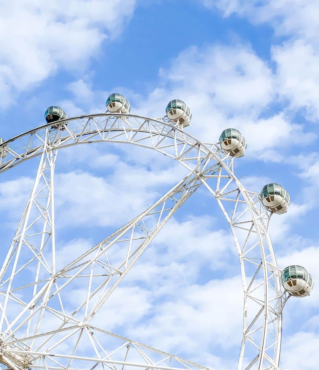 アン・カーティスのインスタグラム：「✨ Blue skies are coming ✨」