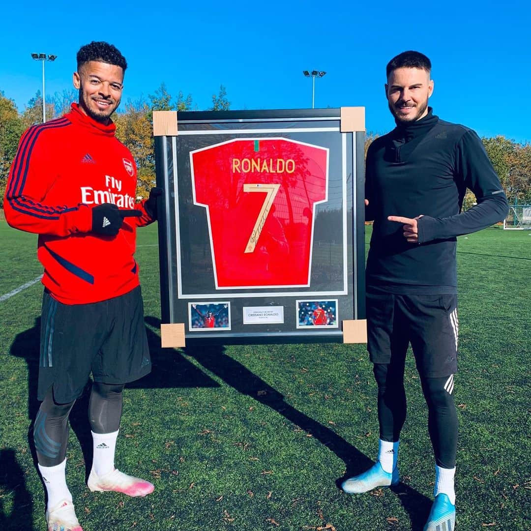 F2Freestylersのインスタグラム：「For your chance to win this incredible signed CR7 shirt just like, tag 2 mates below and follow @a1sportingmemorabilia simple as that. We’ll announce the winner Sunday evening! Good luck! 🇵🇹7️⃣🐐」