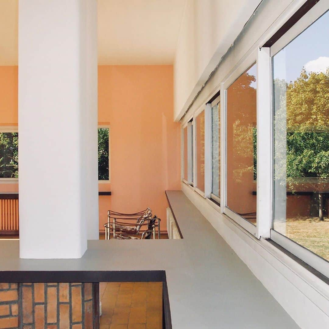 JJ.Acunaさんのインスタグラム写真 - (JJ.AcunaInstagram)「On the Studio Blog: Musings on Villa Savoye a Poissy, our visit to a weekend home in the country-side designed by #LeCorbusier and #Pierrejeanneret with interiors by #CharlottePerriand. > LINK IN BIO . “The extension of the art of dwelling is the art of living- living in harmony with man’s deepest drives and with his adopted or fabricated environment.” - Charlotte Perriand  . . #architecture #design #interiordesign #villasavoye」11月6日 19時37分 - jj.acuna