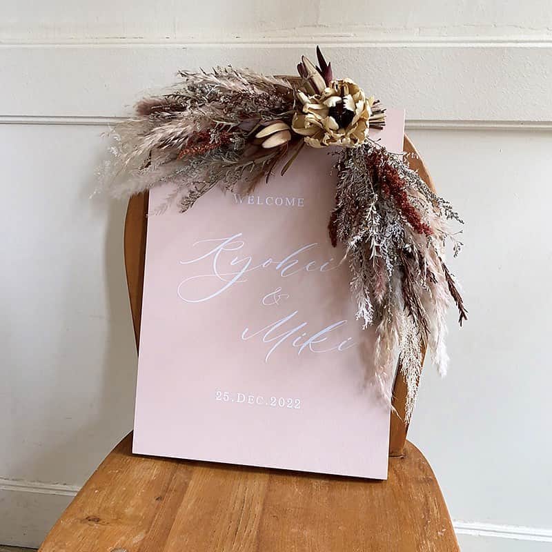 merry_wedding_shopのインスタグラム：「ウェルカムボード スクエア TypeC  木製のボードに装花をあしらったウェルカムボード。  装花はヌーディーカラーに差し色をプラスしたトレンド感のあるデコレーションです。🌿  タイポグラフィは上品なカリグラフィー書体を使用。マットな塗料で塗装しているので落ち着いた印象です。  ボードカラーは6色からお選びいただけます。🕊  日付なしやメッセージを変更していただくことも可能です✨  詳しくは左下のショッピングマークか、プロフィール欄のリンクよりショップにアクセスしてくださいね😊  #ウェルカムボード #ウェルカムスペース #席次表 #席次表オーダー #プロフィールブック #プロフィールブックオーダー #メニュー表 #席札 #ペーパーアイテム #前撮り #結婚式前撮り #ウェディングフォト #ナチュラルウェディング #ボーホーウェディング #プレ花嫁 #プレ花嫁準備 #結婚式準備 #花嫁準備 #プレ花嫁さんと繋がりたい #全国のプレ花嫁さんと繋がりたい #日本中のプレ花嫁さんと繋がりたい #結婚式 #披露宴 #ウェディング #ブライダル #大人婚 #2020秋婚 #2020冬婚#2021春婚 #merrywedding」