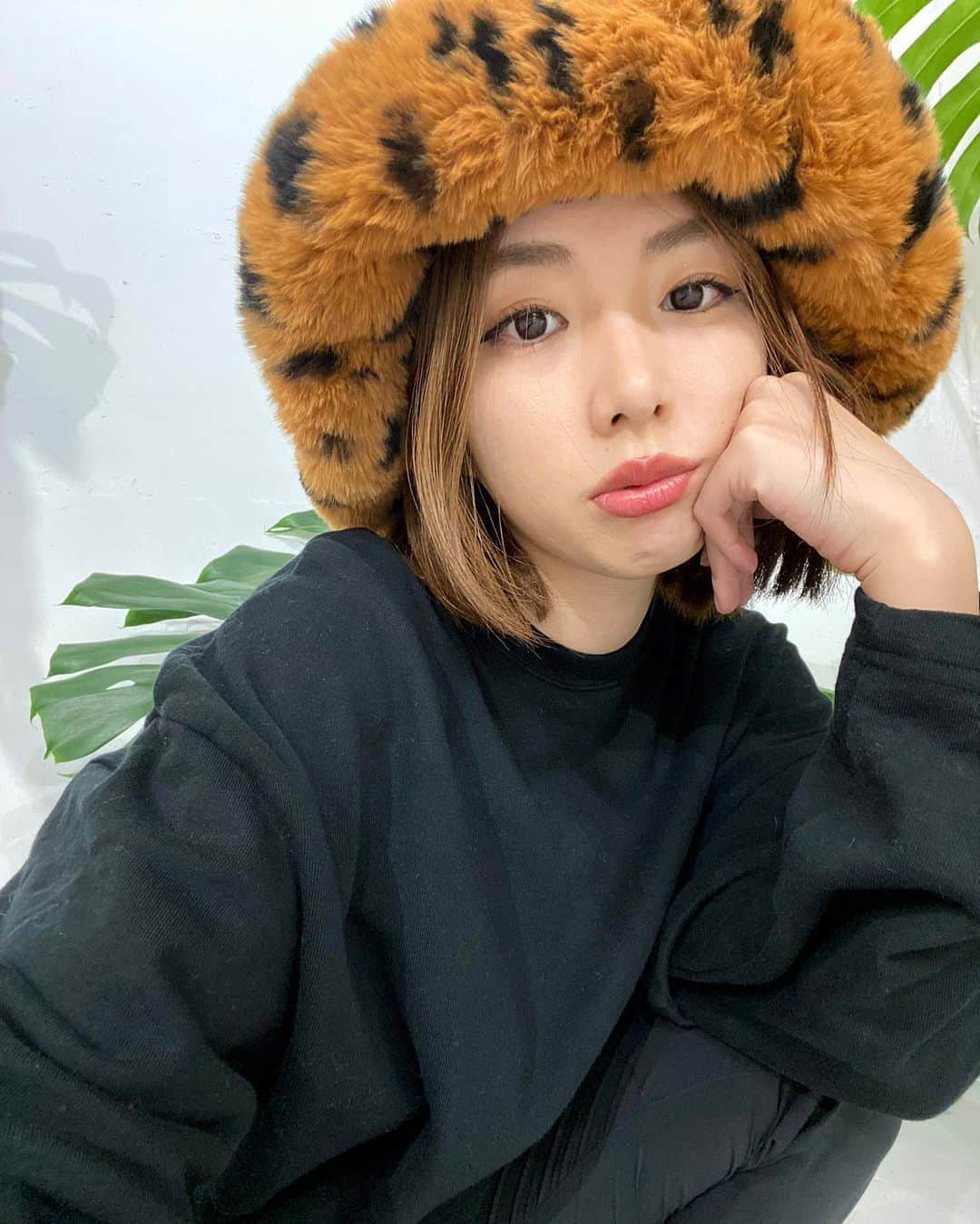 イアリサのインスタグラム：「今日から13日12:00まで5%OFFでファーハット買えますよ🦧 ボリュームあって顔小さく見えるし、とにかくモコモコ♡♡♡ . #wcj #今日15分くらいの間に犬が2匹も来てくれたからみんなに挨拶した #犬がすぐ近寄ってくる私 #今日はお洋服着てお散歩してるんだねあったかそうだね今日は雨降ってないからお散歩楽しいね飼い主さんと散歩楽しんでねって話してる #みんなイッヌ楽しそうだった #飼い主さんに挨拶はするけど犬としか話してないから飼い主さんどんな人だったか全く覚えてない #世界のイッヌネッコ全員幸せになりますように #多分人より動物と仲良くなれる私」