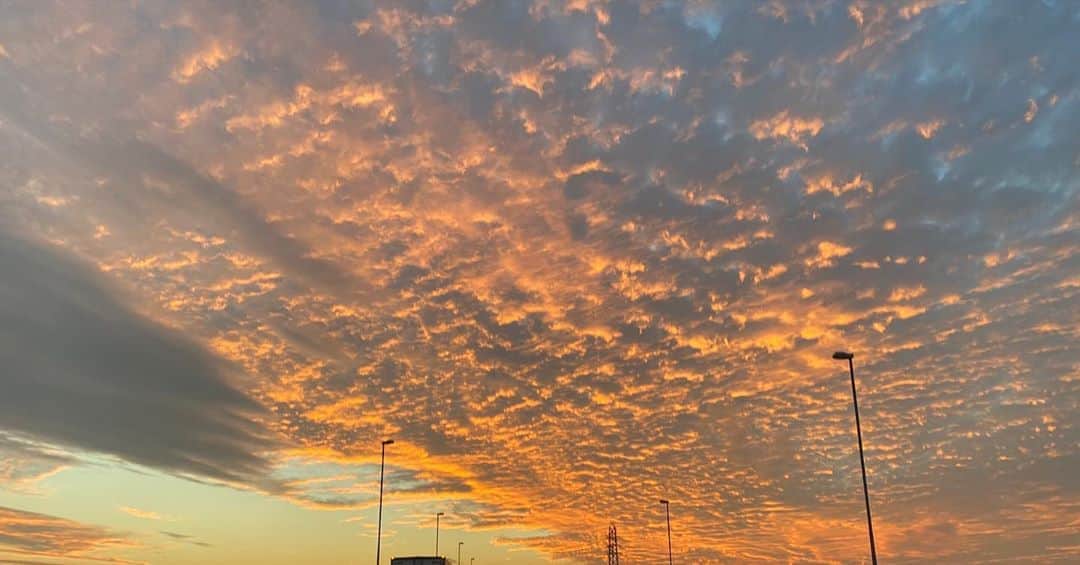 山中崇史のインスタグラム：「夕映えが雲を真紅に染め上げていく、すごい空でした。 #空 #そら #夕焼け」