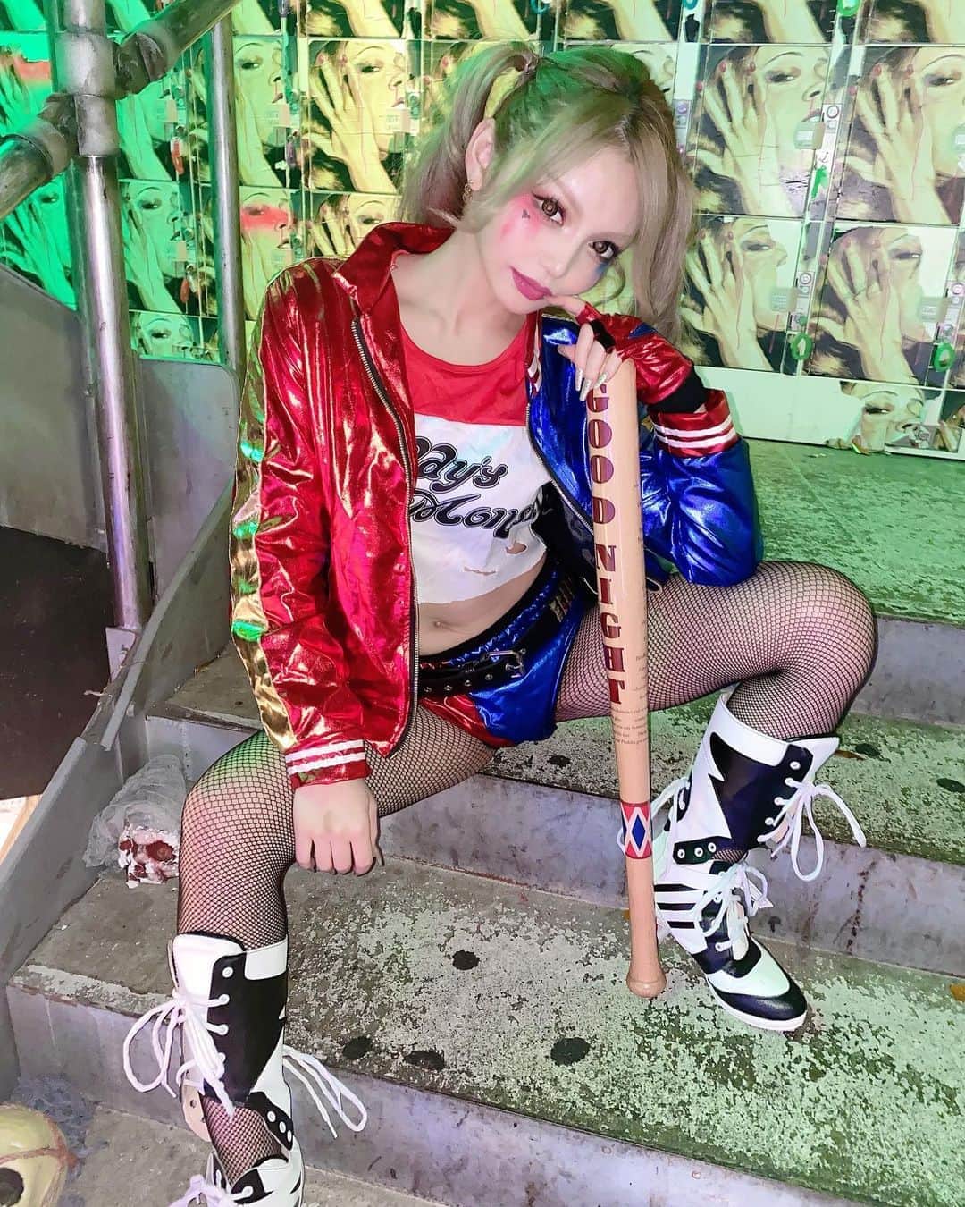 エリカのインスタグラム：「good night💙❤️﻿ #ハーレイクイン #コスプレ #ハロウィンコスプレ #バーレスク東京 #六本木 #渋谷 #新宿 #歌舞伎町 #ギャル #ベビギャル #キャバ嬢 #ダンサー #水着 #水着ギャル #ビキニ #burlesque #dancer ﻿」
