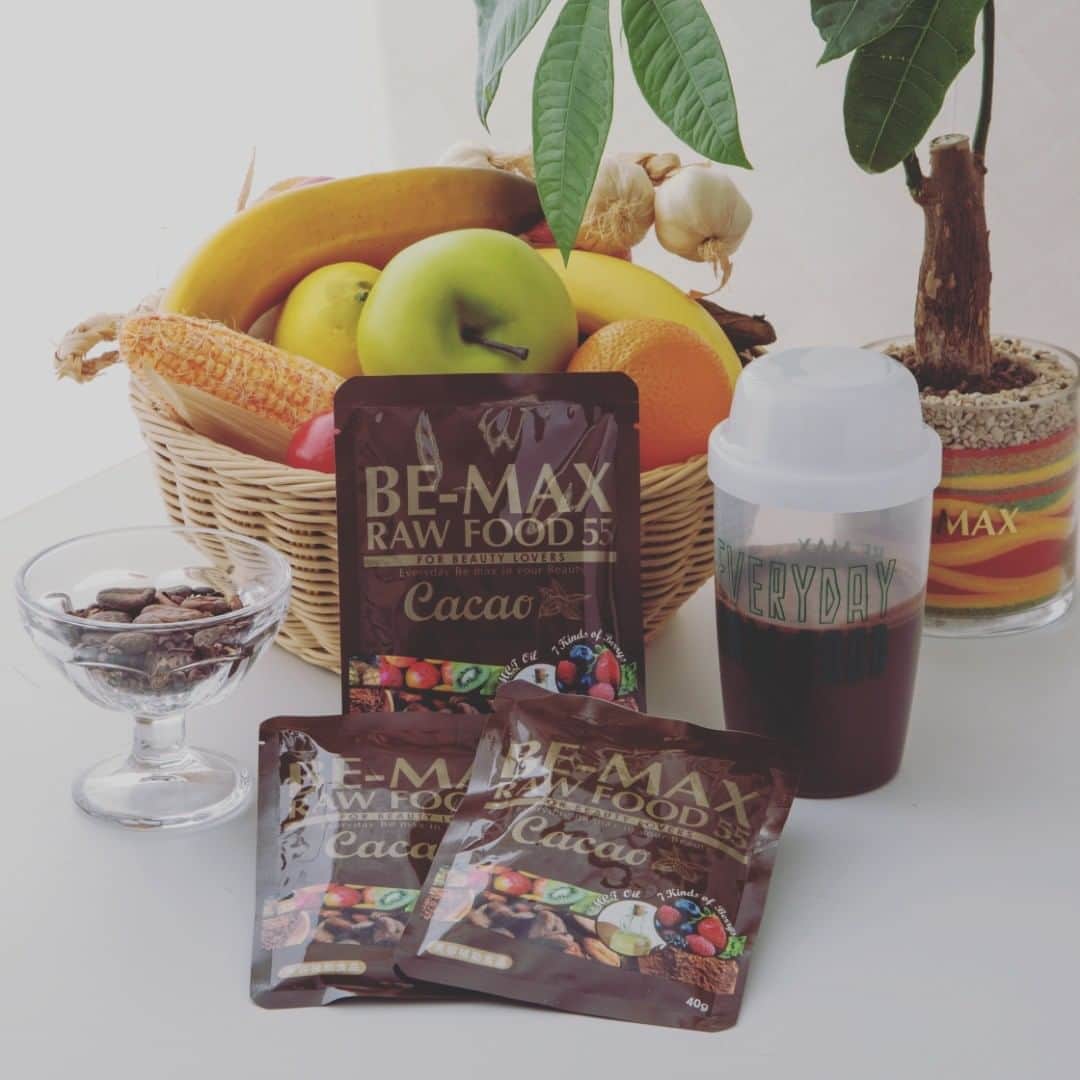 ビーマックスさんのインスタグラム写真 - (ビーマックスInstagram)「#bemaxinfo 秋の味覚が出揃い、色々と目移りをして、食べたくなる季節となりました🌰  そんな食欲の秋に新発売の【BE-MAX RAW FOOD 55 Cacao】🍫  【BE-MAX RAW FOOD 55 Cacao】１包は155.2kcal。厚生労働省による1日の間食の目安は200kcal。 １dayファスティングや、ダイエットにもちろんおすすめしていますが“間食”としてもみなさんのミカタになれます✨！  厳選した野菜、果物、穀物、に加えてMCTオイル＆7種のベリー。 更に大好評の高カカオポリフェノールと植物性たんぱく質が豊富な“スペイン産100％ピュアココア”がおいしさのカギ。 栄養バランスも整った“間食”です。是非、ご愛飲ください。  ただし、ローフードを摂る時は寒いからといって“ホット”ではなく、常温（アイスでもＯＫ）で💛  #bemax #bemaxrawfood #enzyme #cacao #ダイエット #タンパク質 #代謝 #酵素 #乳酸菌 #植物由来 #MCTオイル #ベリー  #ピュアココア #凍結乾燥 #ローフード #ポリフェノール #低糖質 #抗酸化 #テオブロミン #酵素ドリンク #カロリー  #間食 #カカオ #スペイン産 #ファスティング #植物性 #リラックス時間 #カカオポリフェノール #ファスティング」11月6日 19時42分 - bemaxinfo