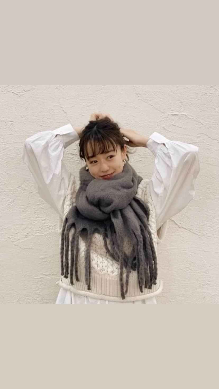 吉田佳菜のインスタグラム：「ㅤㅤㅤㅤㅤㅤㅤㅤㅤㅤㅤㅤㅤ ㅤㅤㅤㅤㅤㅤㅤㅤㅤㅤㅤㅤㅤ もう何年もお気に入りの巻き方 早送りですが動画撮ってみました♪ ㅤㅤㅤㅤㅤㅤㅤㅤㅤㅤㅤㅤㅤ 付けているのは毎年人気のChicoの太フリンジストール🧣 私はアイボリーとピンクベージュを2年前かな？ 2色買いして愛用しています♡ 今年はEC限定カラーでチャコールグレーが発売されました！🐭 この色もかわいいなぁ〜 ㅤㅤㅤㅤㅤㅤㅤㅤㅤㅤㅤㅤㅤ ㅤㅤㅤㅤㅤㅤㅤㅤㅤㅤㅤㅤㅤ #ストール #フリンジストール #ストール巻き方 #ストールアレンジ  #kana_chicode #ちわcode #whoswhochico #salonbychico ㅤㅤㅤㅤㅤㅤㅤㅤㅤㅤㅤㅤㅤ」