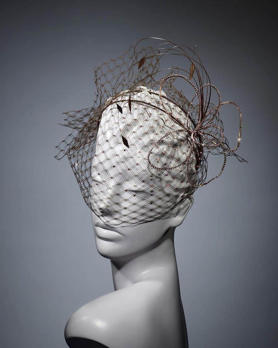 スティーブンジョーンズさんのインスタグラム写真 - (スティーブンジョーンズInstagram)「‘It’s about time’. Winter 20 model millinery collection. ‘Vintage before Vintage’, a headdress in veiling, diamanté and coq feathers #feathers #diamante #veil #embroidery #hautecouture #hautemode #handmade #london all photos by @p_ashworth」11月6日 19時47分 - stephenjonesmillinery