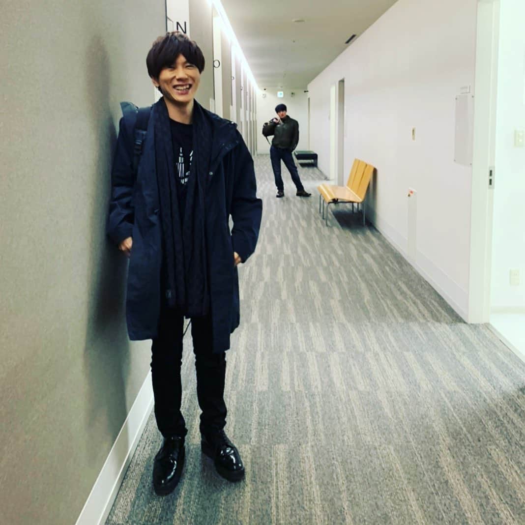 古市憲寿のインスタグラム：「うしろに、やたら格好つけてるひとがいる。。。　 #ニュースな会」