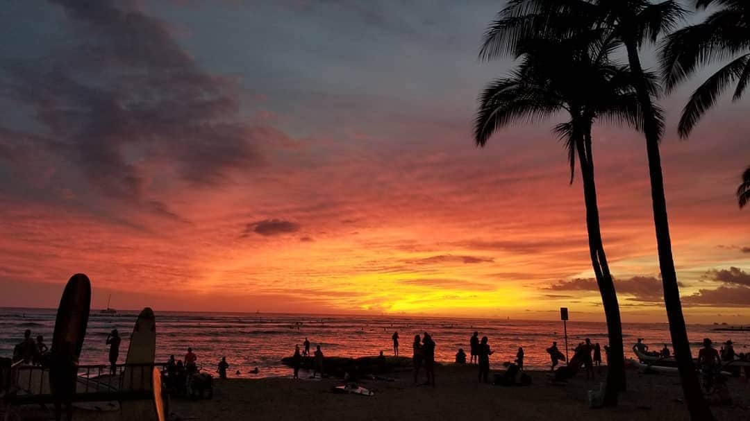 瀬川慶のインスタグラム：「No need photoshop. Full of beauty in Hawaii.  ハワイに加工は必要なし。いよいよ明日！日本からのお越しお待ちしてます!  #hawaii #aloha #covid19hawaii #socialdistancing #oahu #waikiki #waikikibeach #sunset #bypass #negativetestresults #nophotoshop  #ハワイ　#アロハ　#コロナの影響　#コロナに負けるな　#ソーシャルディスタンス　#オアフ島　#ワイキキ　#サンセット　#ワイキキビーチ　#観光再開　#14日隔離免除 #陰性証明お忘れなく」