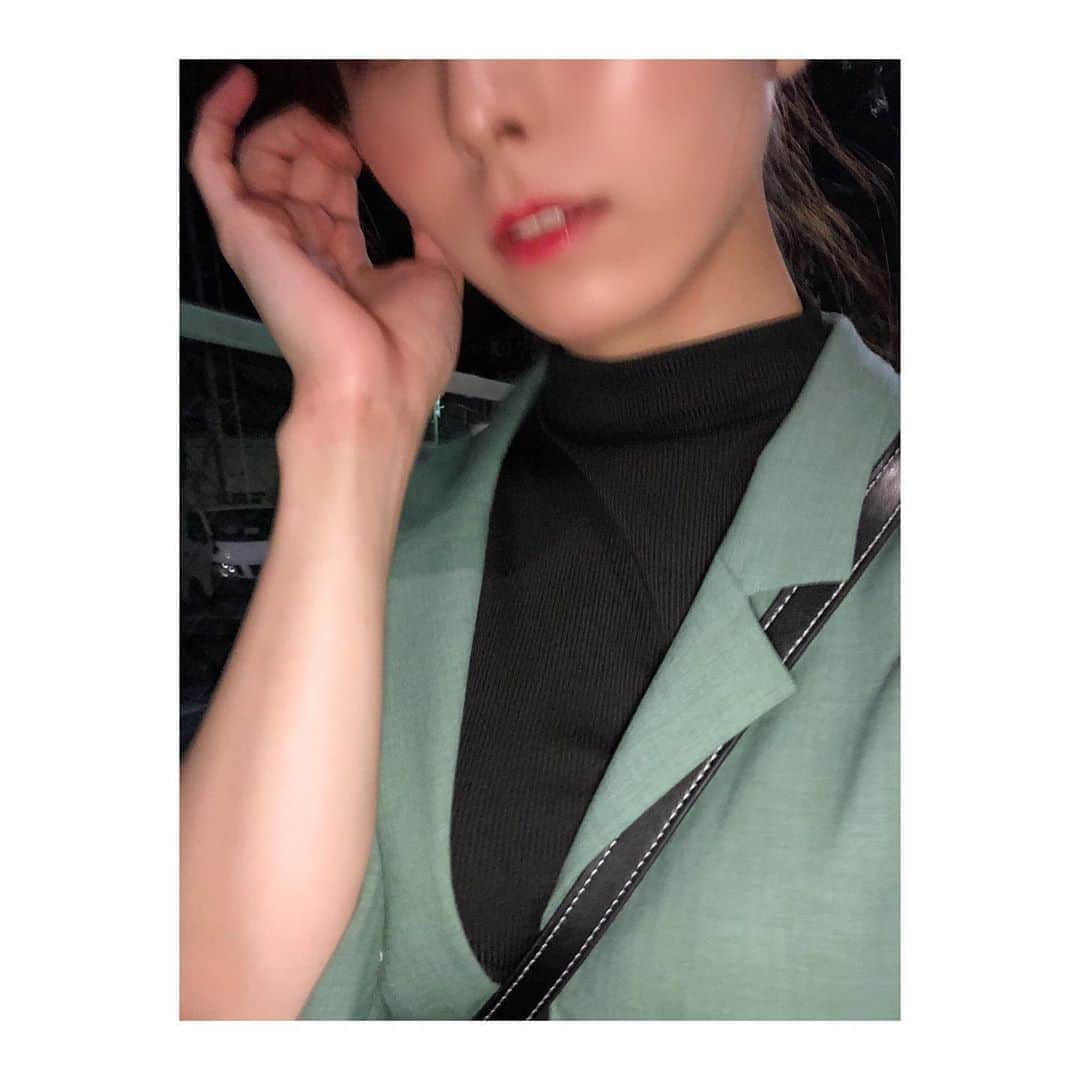 森脇加奈子のインスタグラム：「🟢  最近緑とか黄色が好きなんです 気がつくと緑色のものを手に取っている…  ボディスクラブもフェイスマスクも、イニスフリーの化粧水もなぜか緑。笑  ちなみに私の今年のラッキーカラーは濃いオレンジとピンクです ラッキーフードはニラ玉とチョコレート、ラッキースポットは避暑地とパーティーだそうです  実際チョコレートしかクリアしてません  #ゲッターズ飯田さんの本を毎年買う」