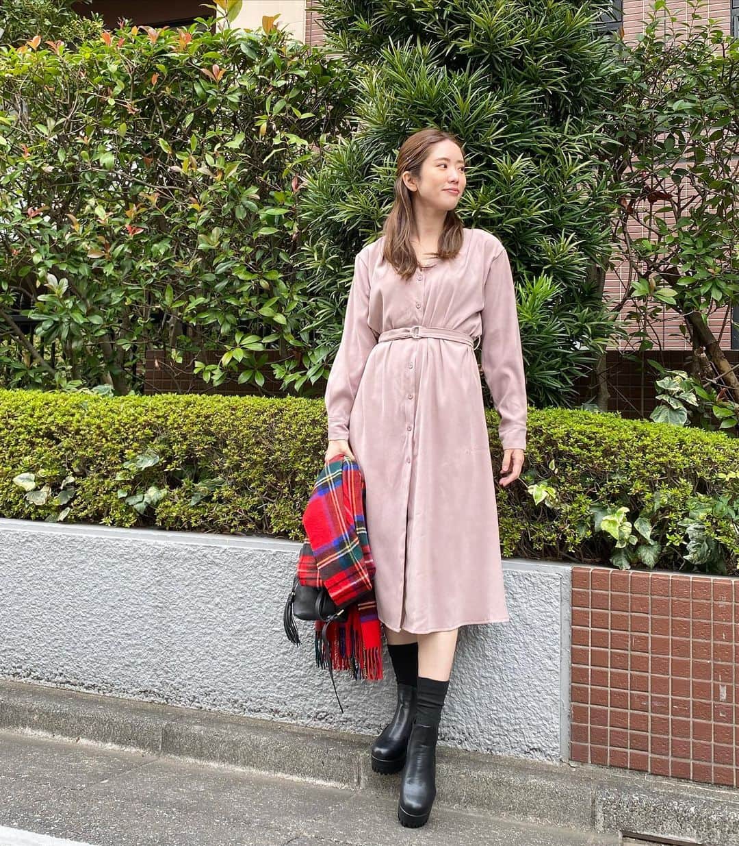 りかみし（みしまりか）さんのインスタグラム写真 - (りかみし（みしまりか）Instagram)「@soa_jp のワンピース可愛すぎ💕  Vネックと細ベルトのウエストマークが女性らしいし 裾の広がりも上品でスタイルアップできる感じがとってもGOOD✨👏  ピンクっぽいベージュで可愛いけどシンプルなデザインで大人らしく仕上がってる🧡🧡🧡  小物で色を足してみたよ！ ストールは @johnstonsofelgin.jp   プチプラとハイブランドの組み合わせ好き😊❤️  #りかみしファッション﻿﻿ #秋服 #秋コーデ ﻿ #秋ファッション  #カジュアルコーデ﻿ #カジュアルファッション ﻿ #ootdfashion #outfit ﻿ #fashion #instafashion #ootd ﻿ #casualstyle #casualoutfit」11月6日 19時50分 - rikamishi_official