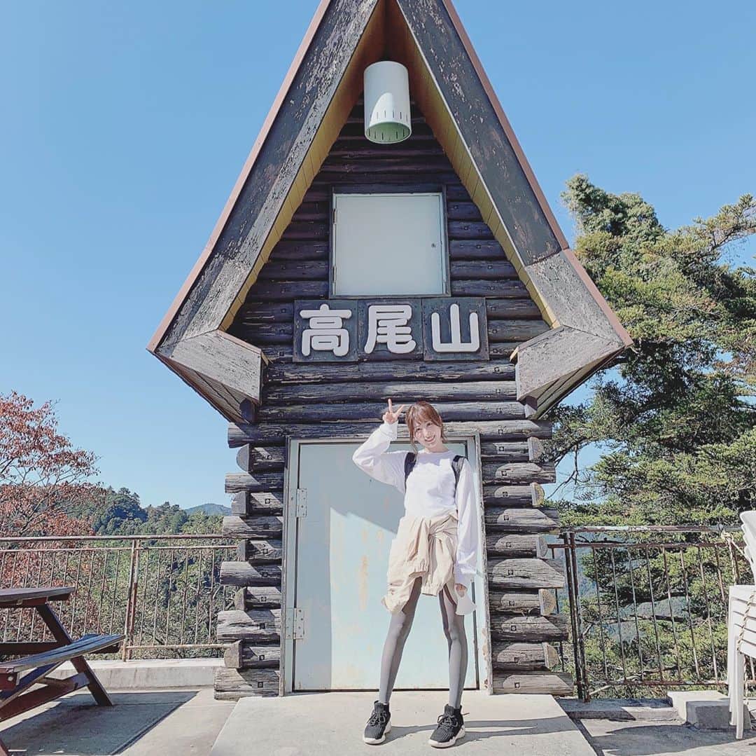 小桃音まいのインスタグラム：「🏔. . 初めて高尾山へ行ってきました❤︎. . 山登りは小学生ぶり？とかなので. 少ししんどかったけど遠足気分で. あっとゆうまに登れました！. . 自然いっぱい癒された〜☺️🍃. . 最近運動するのが楽しいです❤︎.」