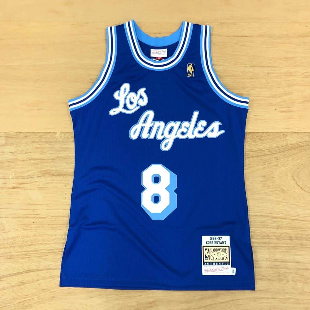 セレクションスタッフのインスタグラム：「.﻿ ﻿ 𝑲𝑶𝑩𝑬 𝑩𝑹𝒀𝑨𝑵𝑻 💙💙💙﻿ ﻿ ﻿ ﻿ ﻿ #nba #レイカーズ #lakers #kobe #コービーブライアント #コービー #ストリートファッション #ストリートコーデ #セレクション新宿 #セレクション大阪 #kobebryant #ブラックマンバ #blackmamba #nba好きと繋がりたい #nbaジャージ倶楽部 #ミッチェルアンドネス ﻿」