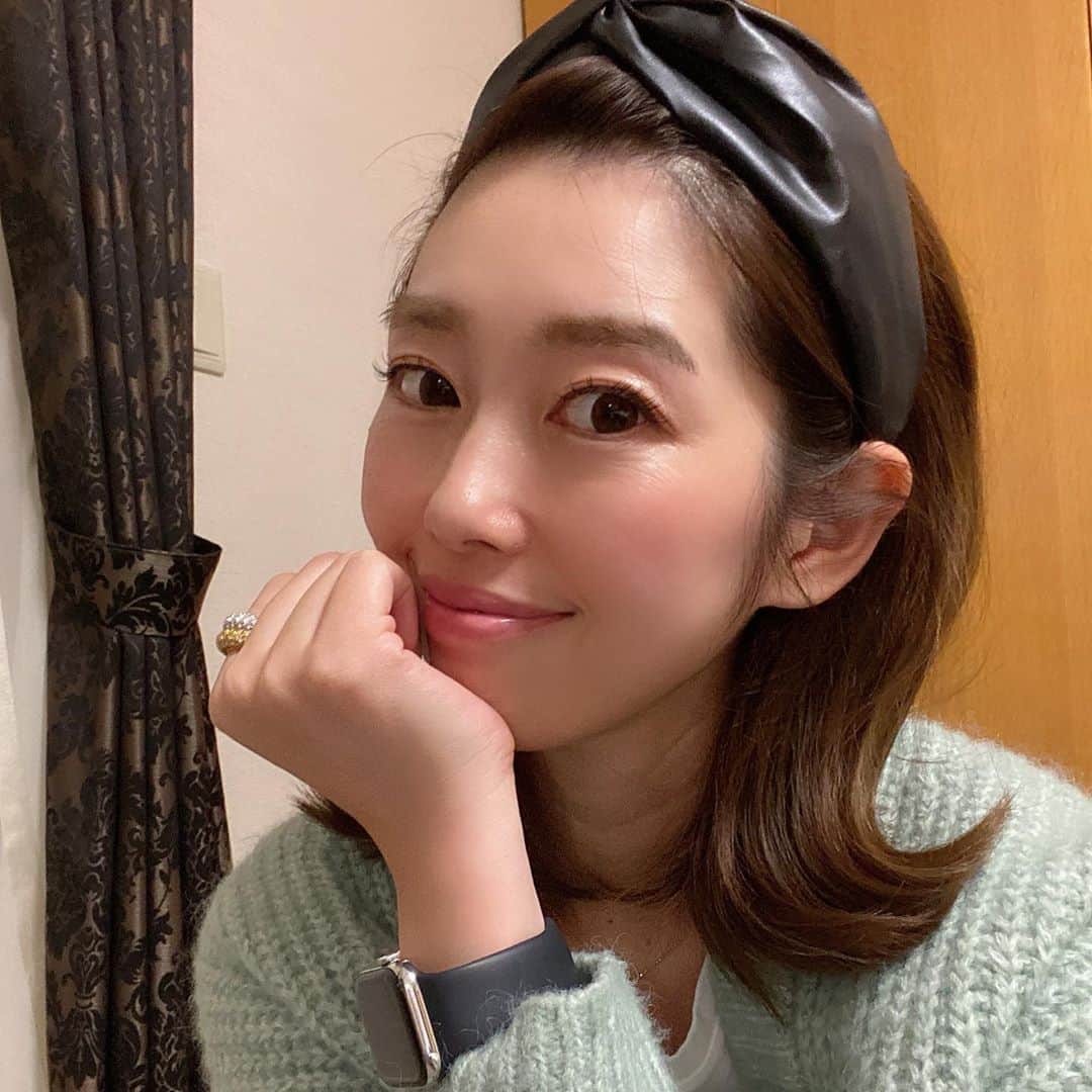 芝本裕子さんのインスタグラム写真 - (芝本裕子Instagram)「めちゃくちゃオシャレな中学からのお友達だけど、今や息子の学校も一緒で、同級生だけど、先輩ママ👩かなり前からヘアバンドやカチューシャをうまく使いこなしていて、気になりまくって どこで買ってるの？ どこの？ と、よく聞いていたら、 な、な、なんと‼️プレゼントしてくれた🎁嬉しすぎて小躍り😂 昨日から、息子の大好物の肉に、今日はカチューシャ❤️ 私に、何かあったのかな？ 基本、人生でプレゼントをもらうことが極端に少ない私なのに、運勢でも変わったかな？って思ってしまうほど😆 本当に、本当にありがたい‼️  大切に使わせてもらいます❤️ #ありがとう と、この興奮を書いても、その子はインスタとかSNS全然してないから、LINEで感謝を送りまくった😆SNSしてないのに、旬なものをちゃんと取り入れてて、いつも最新で、本当オシャレなの〜どこで情報ゲットしてるのか…今度はそれを聞いてみよう‼️  #日々感謝 #ヘアバンド #カチューシャ #流行り物 #私なんかあったけ #ついてるねのってるね #shiba_u」11月6日 19時56分 - yukoshibamoto