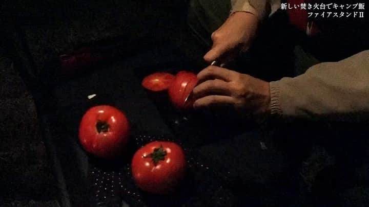 赤髪のともさんのインスタグラム写真 - (赤髪のともInstagram)「今日の実写動画は新しく焚火台を買ったので、ダッチオーブンでカレーを作ったり、虹色の炎を楽しんだりしました。 海に映る、月の階段もたまたま見ることが出来て幻想的です。YouTubeで投稿したのでチェックよろしくお願いします。  #ファイアスタンドⅡ #ダッチオーブン #無水カレー失敗に終わる #アートファイヤー」11月6日 19時57分 - tomo0723sw