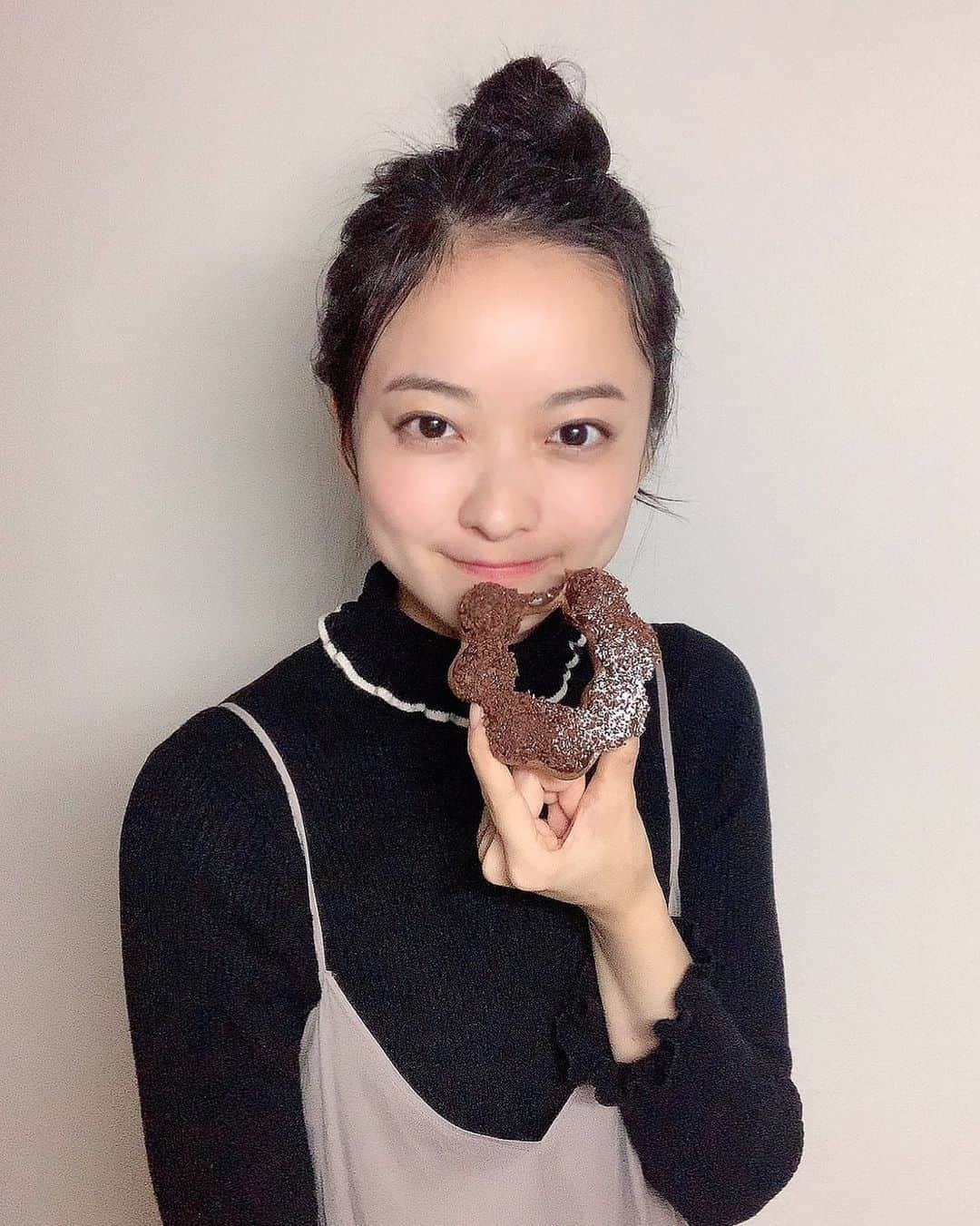 川瀬莉子さんのインスタグラム写真 - (川瀬莉子Instagram)「. 今日はドーナツを食べると決めていた！ チョコスイーツ多くなる時期最高♥ 明日は「先生を消す方程式。」観ようね🤩」11月6日 19時57分 - kawase_riko_official