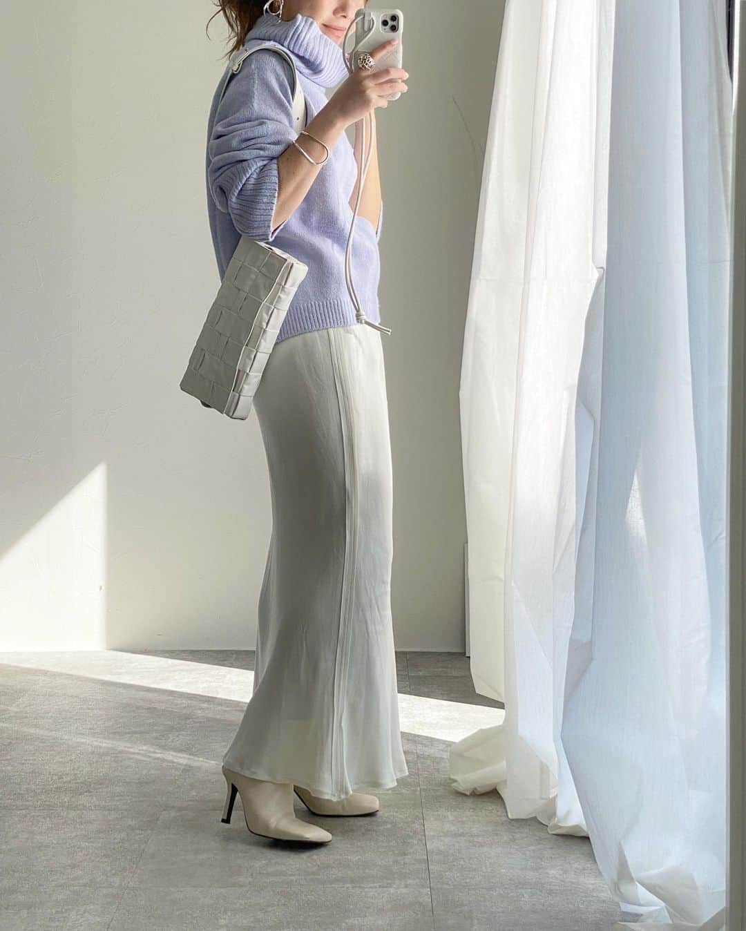 akiii031のインスタグラム：「Blue×White  ブルーとパープルのあいだみたいな色味が可愛いニット💙💜↪︎50%OFF🤫  knit @fifth  skirt #plage bag #newbottega boots #zara  #fashion#fifth#fifthtl#フィフス#オフタートルソフトタッチニット」