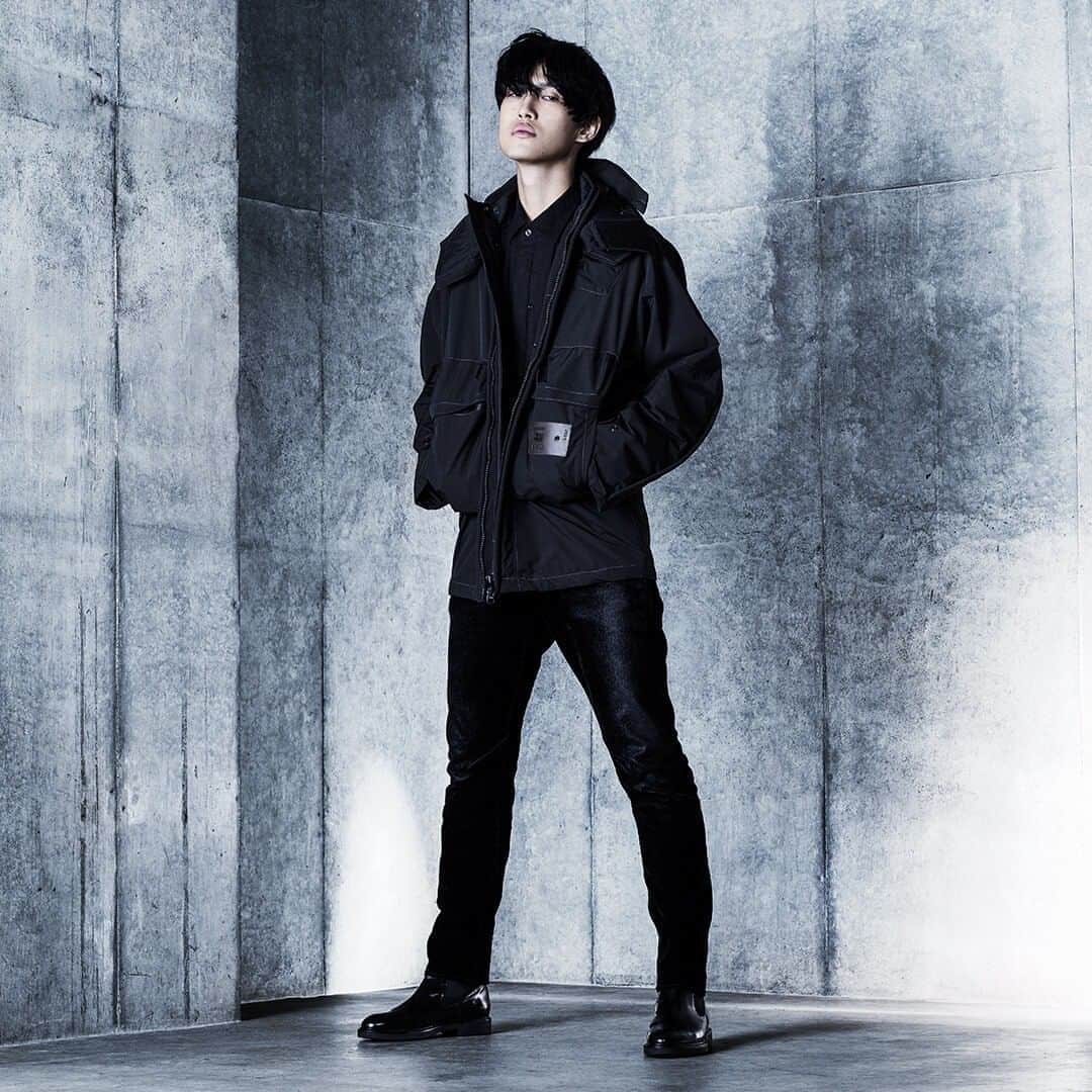 G-Star RAW Japanさんのインスタグラム写真 - (G-Star RAW JapanInstagram)「【EXCLUSIVES COLLECTION】  優れた立体裁断技術と最上質でサステナブルな素材を使用し設計された「EXCLUSIVES COLLECTION」。 ・ 📷：@k_kuroyanagi / 畔柳康佑［Model］  “今回撮影で着させて頂いたジャケットですが、これからの季節マストアイテムになり、こだわりのディテールや撥水加工がされており、お洒落だけじゃなく実用性もあって沢山着てみたいです。シックなブラックコーデは、気持ちも引き締まりました！”  “The jacket I wore in the photo shoot is going to be a must item in the season ahead. It also has well-designed details and is water repellent as well. Not only is it fashionable, but also it is functional. I would love to wear it often. The simple black coordination also had a sobering effect on my mentality.” ・ ■E JACKET  No.D18780-A281-6484 ・ ■D-STAQ 3D SLIM JEANS No.D05385-C478-B699 ・ ・ ・ #GStarRAW #GStarRAWjapan #ジースターロゥ #サステナブル #sustainable #エクスクルーシブ #exclusives #KosukeKuroyanagi #畔柳康佑」11月6日 20時00分 - gstarraw_jp