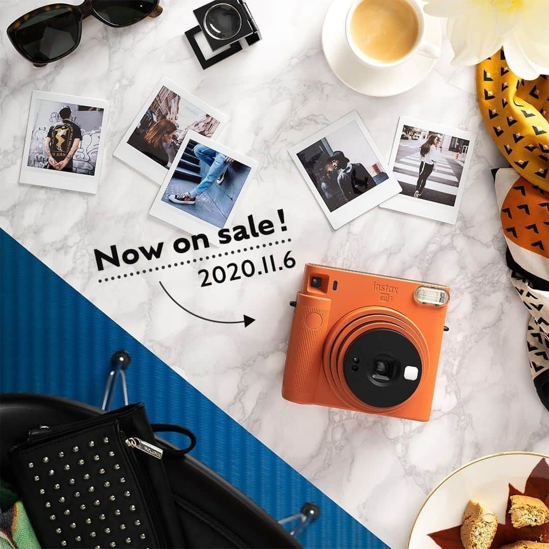 Fujifilm instaxさんのインスタグラム写真 - (Fujifilm instaxInstagram)「﻿ 【★本日発売！話題の新製品SQ1★】﻿ ついに本日、11月6日にチェキの新製品「instax SQUARE SQ1」を発売いたしました！﻿ ﻿ 発表から話題沸騰中の新製品、ちょっとレトロでシンプルなデザインと、テラコッタオレンジ、チョークホワイト、グレイシャーブルーのマットなカラーがとってもオシャレと大好評！﻿ ﻿ チェキのアナログ感を楽しみたい方はもちろん、簡単な機能なので初心者さんにもおすすめです。﻿ 明るさオート機能がついているため、シャッターを押すだけで綺麗な写真が撮れますよ。﻿ ﻿ ＜主な機能＞﻿ ①明るさオート﻿ 特別な操作なしでその場の環境に応じて自動で明るさを調整﻿ ﻿ ②セルフィーモード﻿ レンズリングを２回まわすだけでセルフィ―モードに切り替え﻿ （セルフィ―ミラー付）﻿ ﻿ ﻿ 店頭およびネットで購入できるので、ぜひチェックしてみてくださいね！﻿ ﻿ SQ1の製品ページはこちら﻿ https://instax.jp/sq1/﻿ ﻿ ﻿ ﻿ ﻿ #チェキ #instax #instaxlife #cheki #instaxsquaresq1 #instaxsquare #sq1 #新製品発表 #FUJIFILM #富士フイルム #インテリア好きな人と繋がりたい #置き画くらぶ #インテリア雑貨 #ミニマルデザイン #シンプルデザイン #新製品 #写真好きな人と繋がりたい #フィルムカメラ #フィルムと生活 #フィルムカメラに恋してる #フィルムカメラ部﻿ ﻿ ﻿」11月6日 20時00分 - cheki_instax