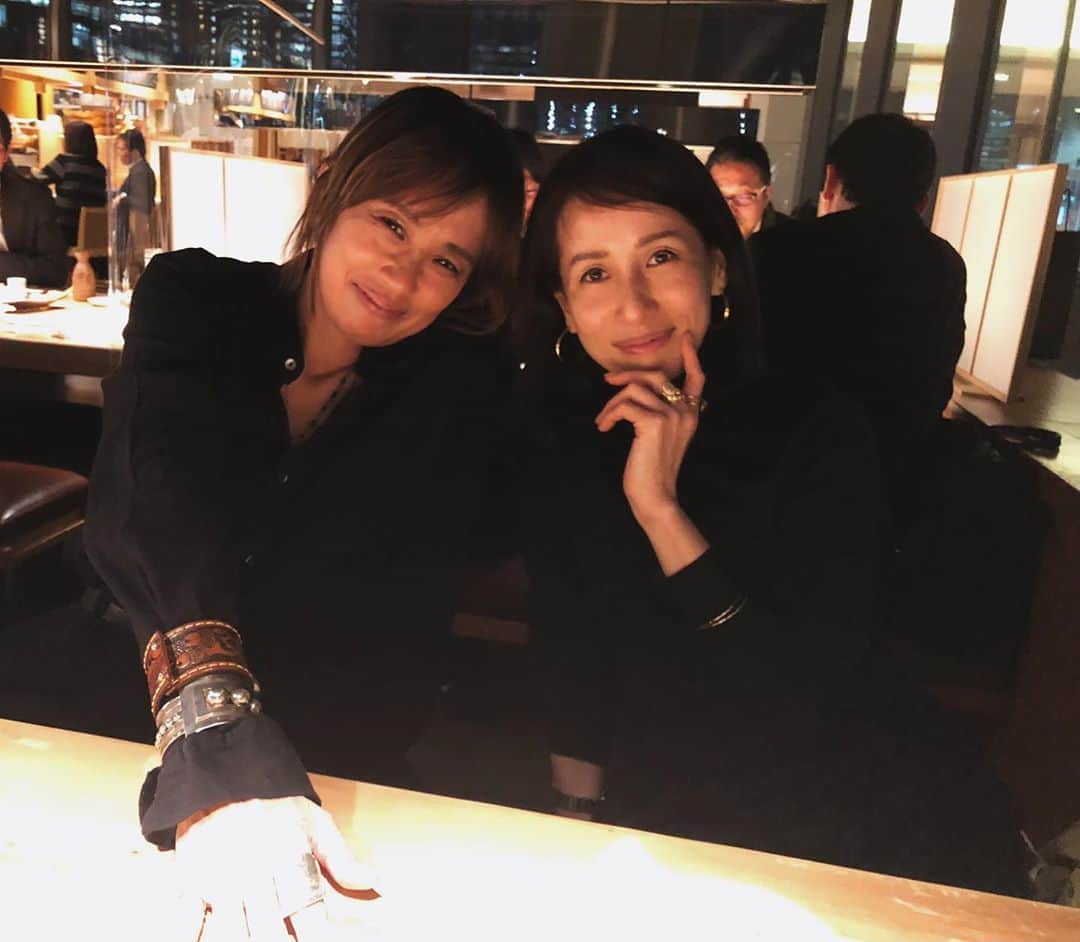 のインスタグラム：「中学からの友  ちょくちょく会わなくても私という人間のベースをわかってくれてるから何事も話が早いしすごく楽  仕事のこと、歳のこと、恋愛のこと、体のこと...... 色々話したつもりだけどまだ全然話せてない感じ  ずっとB型だったはずなのに、彼女が入院した時に実はABだったということが判明して病院から「メグ大変！どうしよう！私BじゃなくてABだったんだけど！メグとおんなじだった！」って真っ先に電話で知らせてきた話とかほんとに懐かしい 多分色々忘れてるけど色んな面白エピソードがある  2人ともアパレルの仕事をしてるというのも不思議な感じがするね これからも節目節目に会ってずっと繋がってることは間違いない人  #swellvtg #丸ビル #人の誕生日を完璧に覚えてる #林家ペーばり」