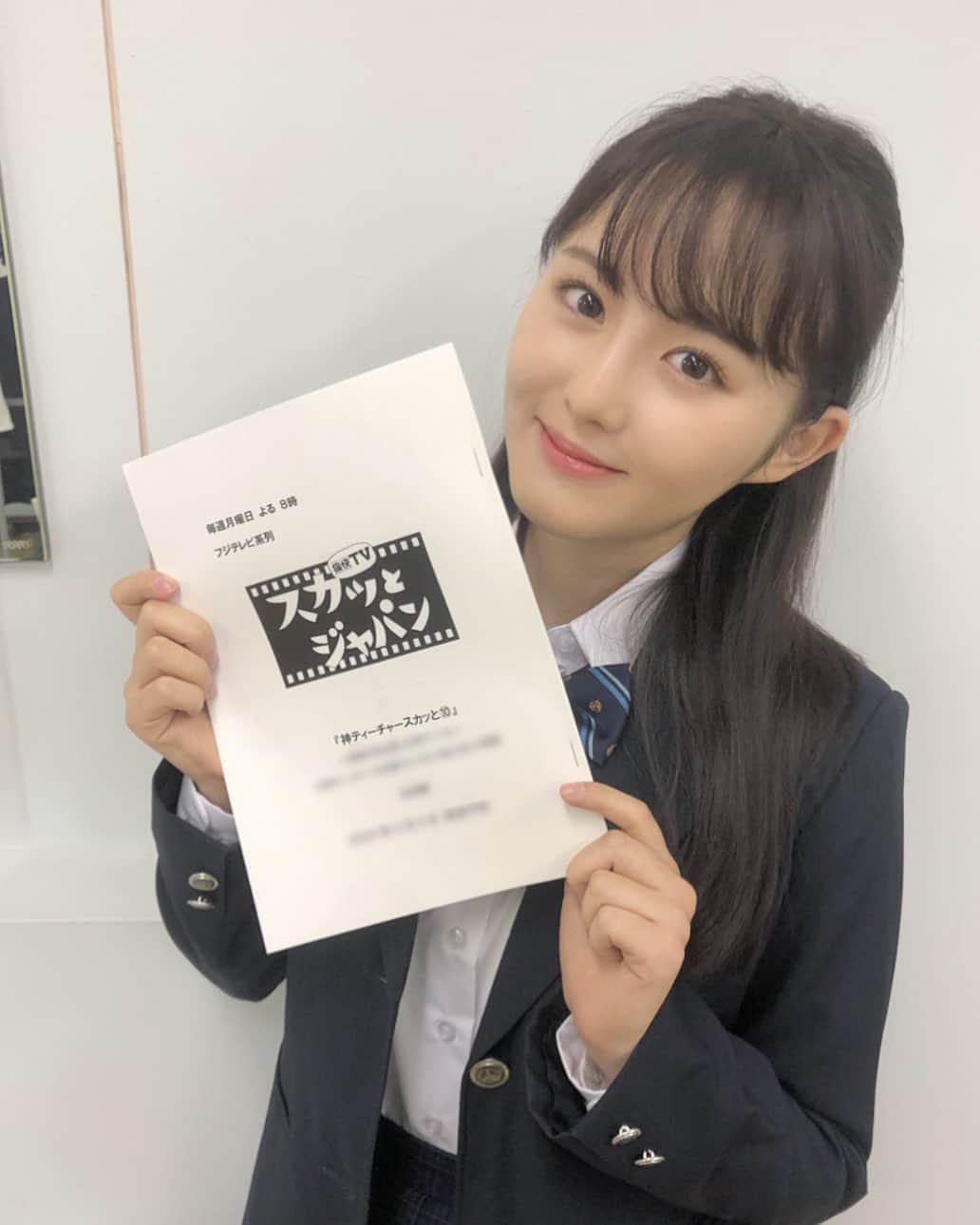伊藤小春のインスタグラム：「・﻿ 今日で17歳も終わりです❕早い❕﻿ ﻿ 私の貴重な17歳は、﻿ ほとんどコロナに持っていかれました…笑﻿ ﻿ ﻿ だけどすっっごく嬉しいこともありました！﻿ 18歳にも期待してます神さま♡♡﻿ ﻿ ﻿ そしてお知らせです♪﻿ 11月9日（月）の #スカッとジャパン﻿ に出演させていただきます﻿ ﻿ ISSAさん演じる伊志嶺先生の生徒役です！﻿ ﻿ 17歳の私が映ります、よろしくお願いします🥰﻿」