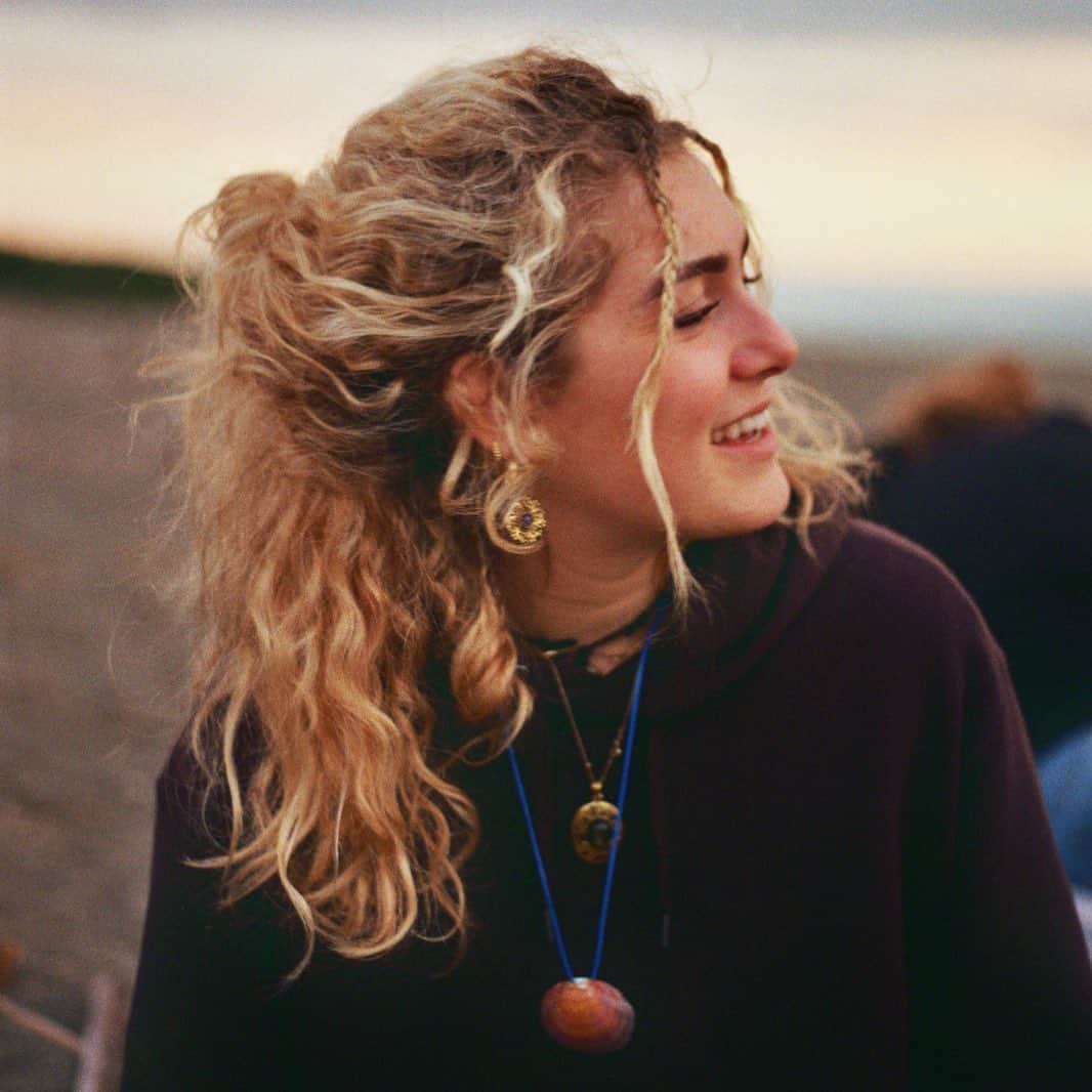 Sofia Viscardiのインスタグラム：「comincia periodo vecchie foto che altrimenti qua si ingrigisce tutto🔮」