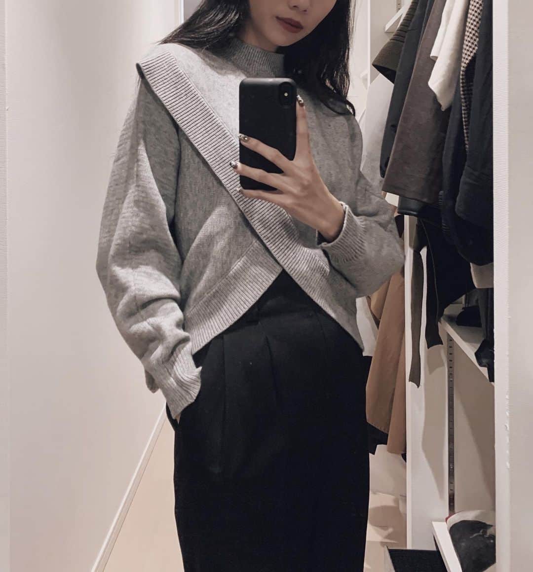 藤木祐凪のインスタグラム：「今年はあまり日焼けしなかったから グレーをよく着るようになった🐀✨ ショート丈KNITて今年ぽいな🧶💓  #openclose」