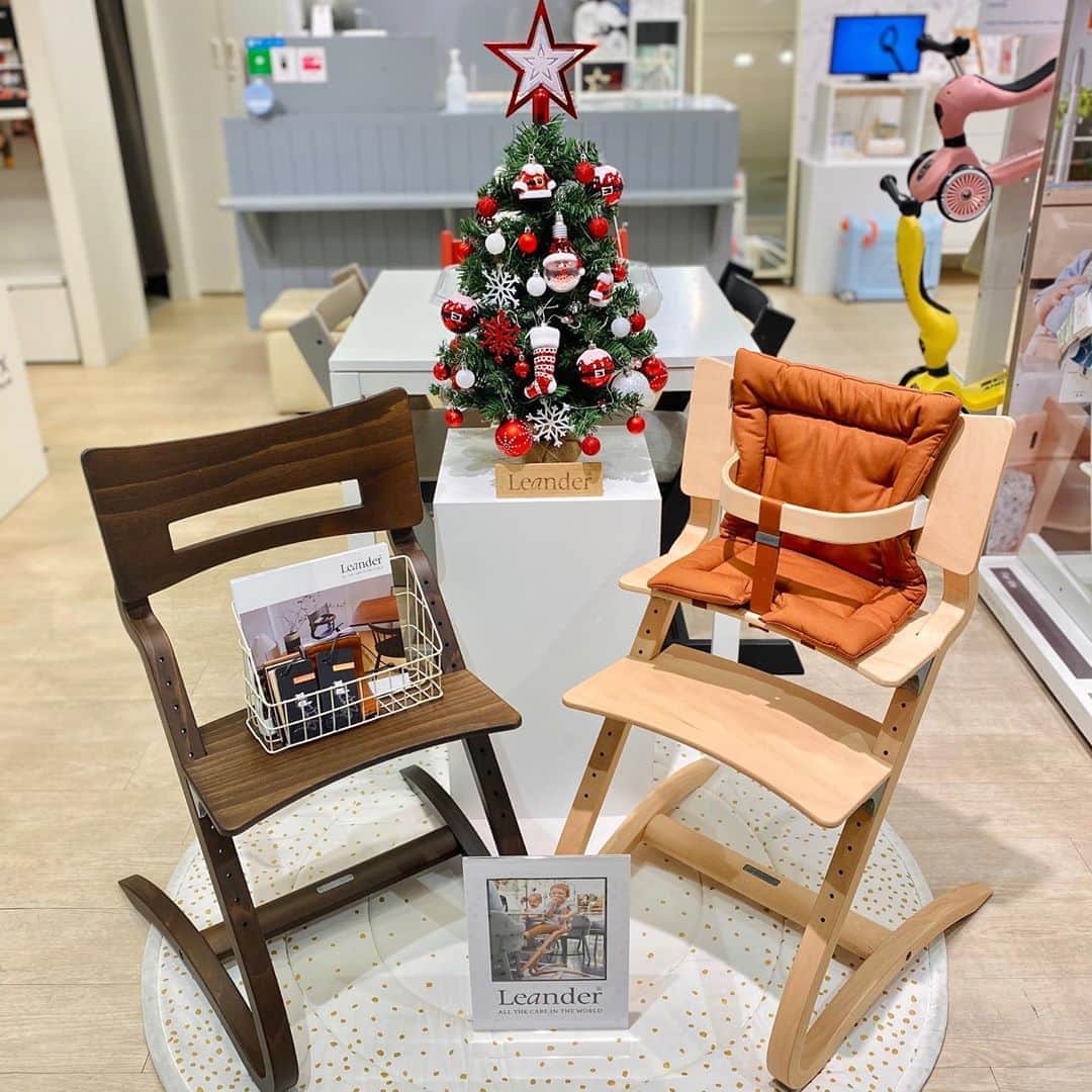 blossom39_officialのインスタグラム：「. Leander(リエンダー)のハイチェアの 取り扱い店舗が増えました！  曲線からうまれる適度なしなりが特徴のハイチェアは、動きを吸収するため疲れにくく包み込まれるような座り心地を実現。  座面や足のせ板、背板の高さを調整できるので、お子様の成長にあわせて長く快適にお使いいただけます。  軽量なので、お部屋の中での持ち運びやお掃除の際にも持ち上げやすく便利です。  是非店頭でお試しください。  【取り扱い店舗】 blossom39東武池袋店 blossom39伊勢丹新宿店(ベッドも展示あり) blossom39西武渋谷店 blossom39 HINKA RINKA銀座店 blossom39日本橋三越本店(ベッドも展示あり) blossom39みなとみらい店 blossom39そごう横浜店 blossom39松坂屋名古屋店 blossom39大丸神戸店 blossom39大丸福岡天神店 blossom39 select 新潟伊勢丹店 blossom39 select 井筒屋小倉店 プチポワヴェールべべららぽーとTOKYO-BAY店 birthday partyららぽーと名古屋みなとアクルス店 birthday partyららぽーとエキスポシティ店  #leander #リエンダー #リエンダーハイチェア #ハイチェア #北欧インテリア #北欧ベビーアイテム #離乳食デビュー #おうち時間 #出産準備 #ベビー用品 #インポートベビーグッズ #赤ちゃんのいる生活 #令和ベビー」