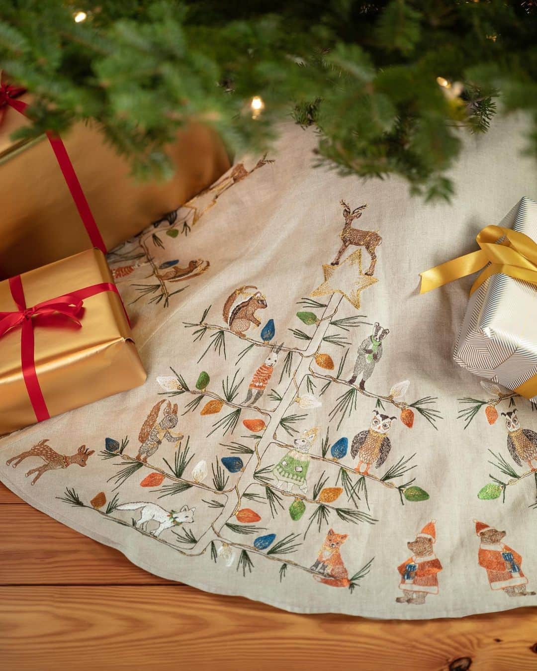 のインスタグラム：「Create a special place for presents under the tree with our✨NEW✨tree skirts! Available in two styles including Tree Trimmers and Pinecone. Our embroidered tree skirts will bring joy and wonder to your family for many Christmases to come.🎄❤️#coralandtusk #coralandtuskholiday20」