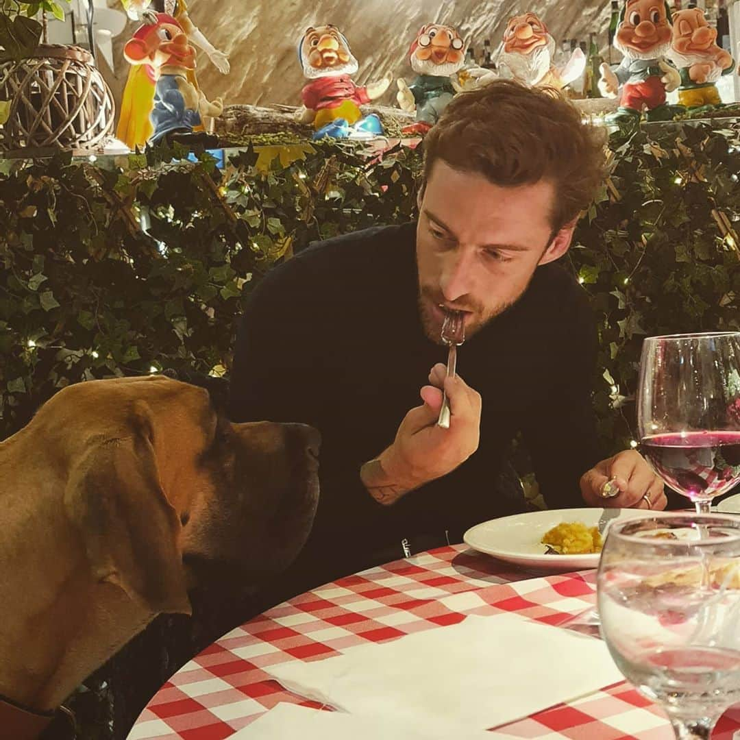 クラウディオ・マルキジオさんのインスタグラム写真 - (クラウディオ・マルキジオInstagram)「Quando il tuo cane ti sta ricordando che questa sera gli avevi promesso di dormire insieme  😱😭😵 #helpme」11月7日 6時55分 - marchisiocla8