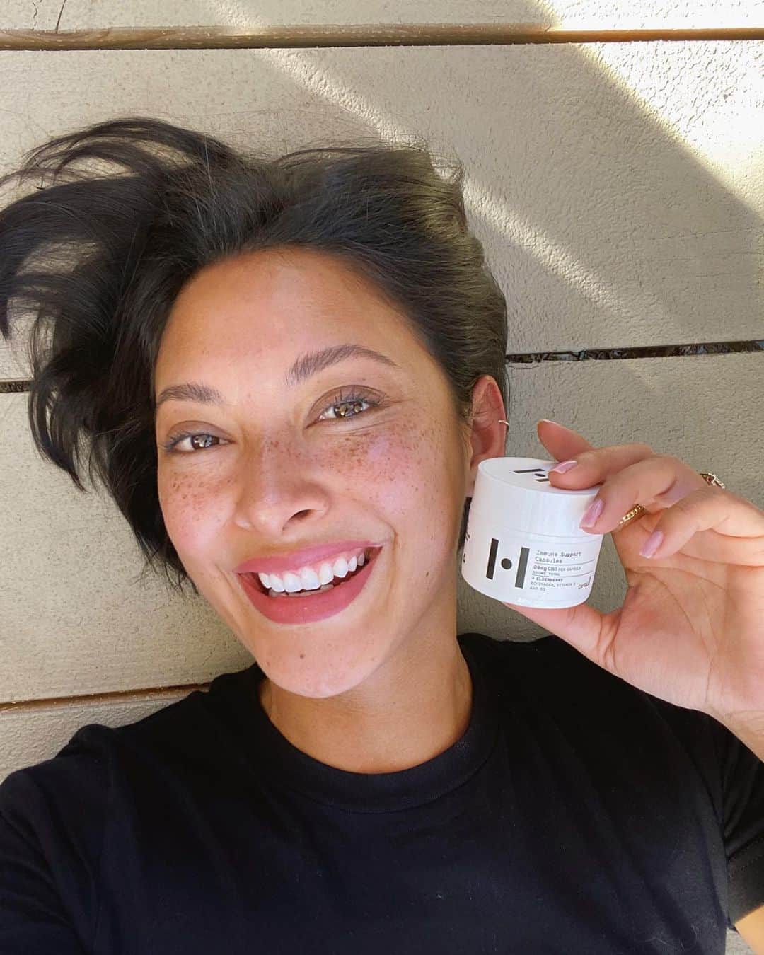 ジョーディン・テイラーのインスタグラム：「It’s not often I connect with a brand in a way that makes me want to share it with the people I love. This collaboration with @healistnaturals has been so incredible for my own personal wellness journey, but I’ve also seen it do wonders for the followers, friends, and family who have trusted my word. I am avidly taking my CALM drops every day and sometimes several times a day (come on, this last week was hectic) but I’ve now implemented their newest product. These Immune Support capsules are loaded with lots of natural goodness and they also contain 20mg of CBD for a nice little chill. I keep them in my purse and take one at lunch daily to hopefully help combat this upcoming flu season and counteract all my Quarantine alcohol use 🤷🏽‍♀️ thanks again @healistnaturals <—- be sure to give them a follow to be qualified for future giveaways!!」