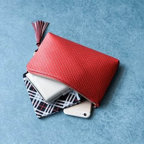 さんのインスタグラム写真 - (Instagram)「Our Pouch Clutch might look small from the outside but will contain everything you really need.⁠ .⁠ Now 30% off and Free Shipping - link in Bio⁠ .⁠ .⁠ .⁠ #luxuryfashion⁠ #indenest1582 #instaaccessories ⁠ #fashionaddict #OOTD #InstaFashion #walletpattern #elegantaccessories #pouchclutch #redleather⁠ #womenbag⁠ ⁠ ⁠ ⁠」11月7日 6時01分 - indenest.1582