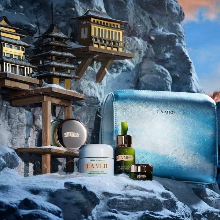 ドゥラメールのインスタグラム：「When the wanderlust strikes, let our limited-edition gift sets transport you to serene settings around the world. Next up: The Soothing Hydration Collection.」