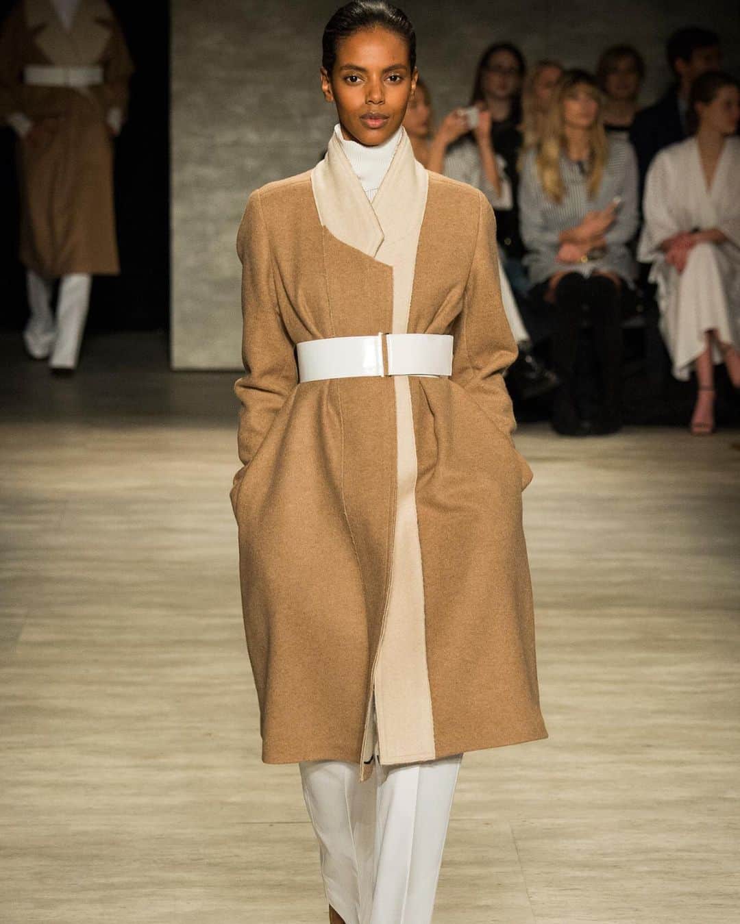 のインスタグラム：「Inauguration look ideas 2-11 for #VEEP and #tomegirl #VicePresidentHarris @kamalaharris #Tome Fall14 #nyfw  . NEW YORK, FEBRUARY 12, 2015 by MAYA SINGER @voguerunway   Every season, Tome designers Ramon Martin and Ryan Lobo choose as their muse some strong woman; their first time presenting in New York, for instance, they called upon the spirit of Georgia O'Keeffe. This time out, the duo commingled the influence of not one but two creative pioneers: the Belgian choreographer Anne Teresa De Keersmaeker and—holy moly—Donna Karan. At first blush, the combo was a bit of a head-scratcher. But, as Lobo and Martin pointed out before their show today, Karan and De Keersmaeker came to prominence at about the same time, in the mid-'80s, and both of them are consummately woman-focused in their work. Indeed, you could go a step further and note that Karan—a nervy choice of inspiration, and the major influence on this collection—has always been concerned with the choreography of a modern woman's life, the tricky dance between work and family and the sundry other things that count toward self-fulfillment.    So that was the stuff on the mood board. And what about the clothes? Consideration of Karan's approach and aesthetic signatures, such as jersey, bias cuts, camel coats, and banker's stripes, seemed to steer Lobo and Martin toward daywear. And their looks for day struck a great tone. Shirt- and coatdresses—the latter worn over lean trousers—looked polished yet unfussy; ditto the mixed pinstripe looks, which spun a Karan signature in a new, idiomatically Tome-ish direction. Lobo and Martin's geometric takes on Karan's camel coat, meanwhile, stood out as hands down the crispest pieces in the collection. Women will snap them up. And they'll have a hankering for the squared-off jackets in shiny PVC, which looked especially sharp over the designers' diaphanous bias-cut silk dresses.」