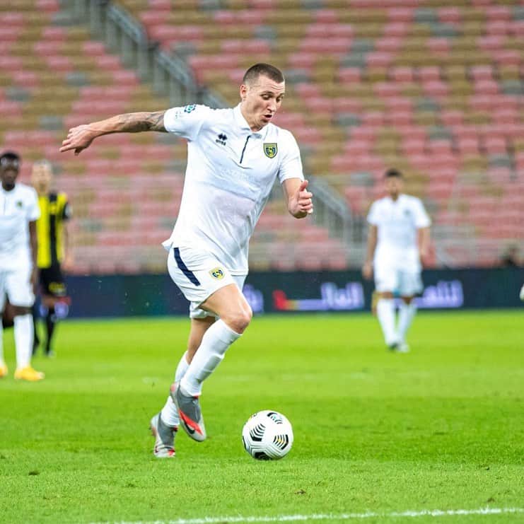 ミッチェル・デュークのインスタグラム：「1-1 result away to Al Ittihad and I’m proud of the team considering we have many players missing because of Covid and all the boys stepped up to perform! Time for the International break to refresh and prepare for our next match 💪🏼💛」