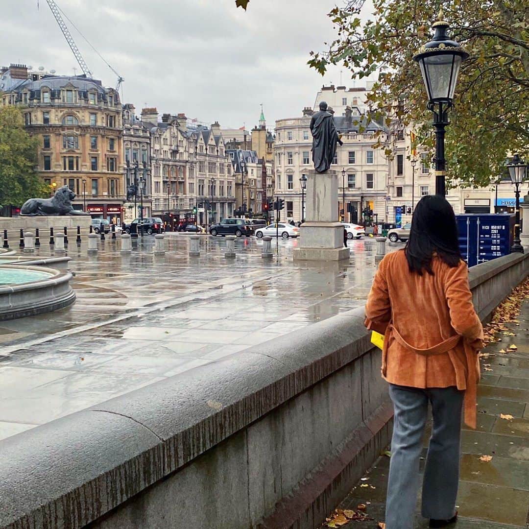 Yu-kiのインスタグラム：「久々に観光地のトラファルガースクエアを歩いてみた。4年も住んでると街の景色にも見慣れて写真も撮らなくなっちゃうけど、ふっとした時に見る街並みは自分がロンドンに住んでると言うことを改めて実感させてくれて、この建物がやっぱりすきだなぁ思う😌相変わらずこの日も空はグレーだけど、思ってたより晴れる日もいっぱいあるよ☺️#London#UK#trafalgarsquare」