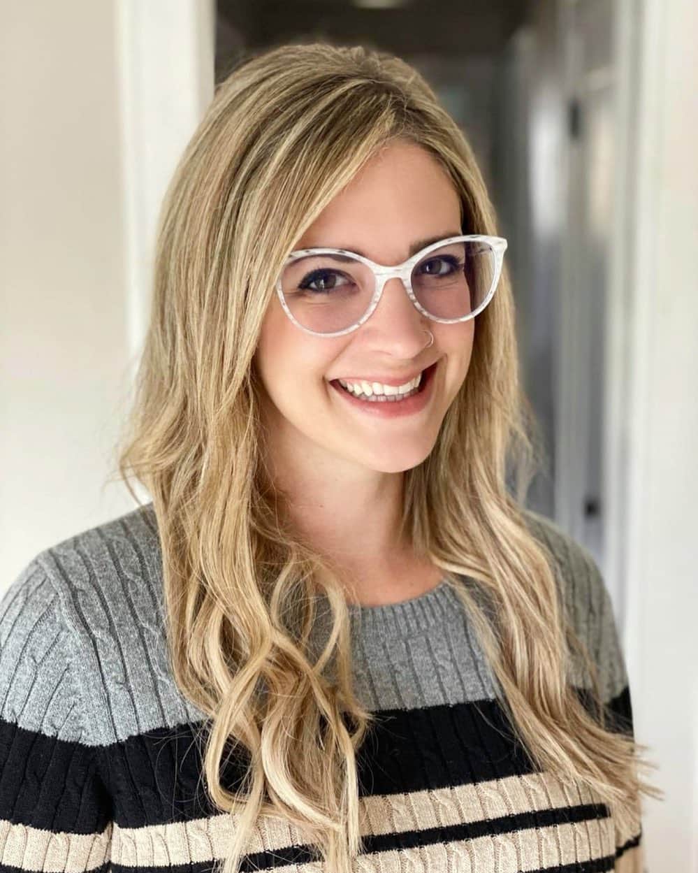 JINSのインスタグラム：「We absolutely LOVE these blue light glasses on you, Amber! Thanks for the review @emilyreviews   Read more at jins.life/emilyreviewsarticle」