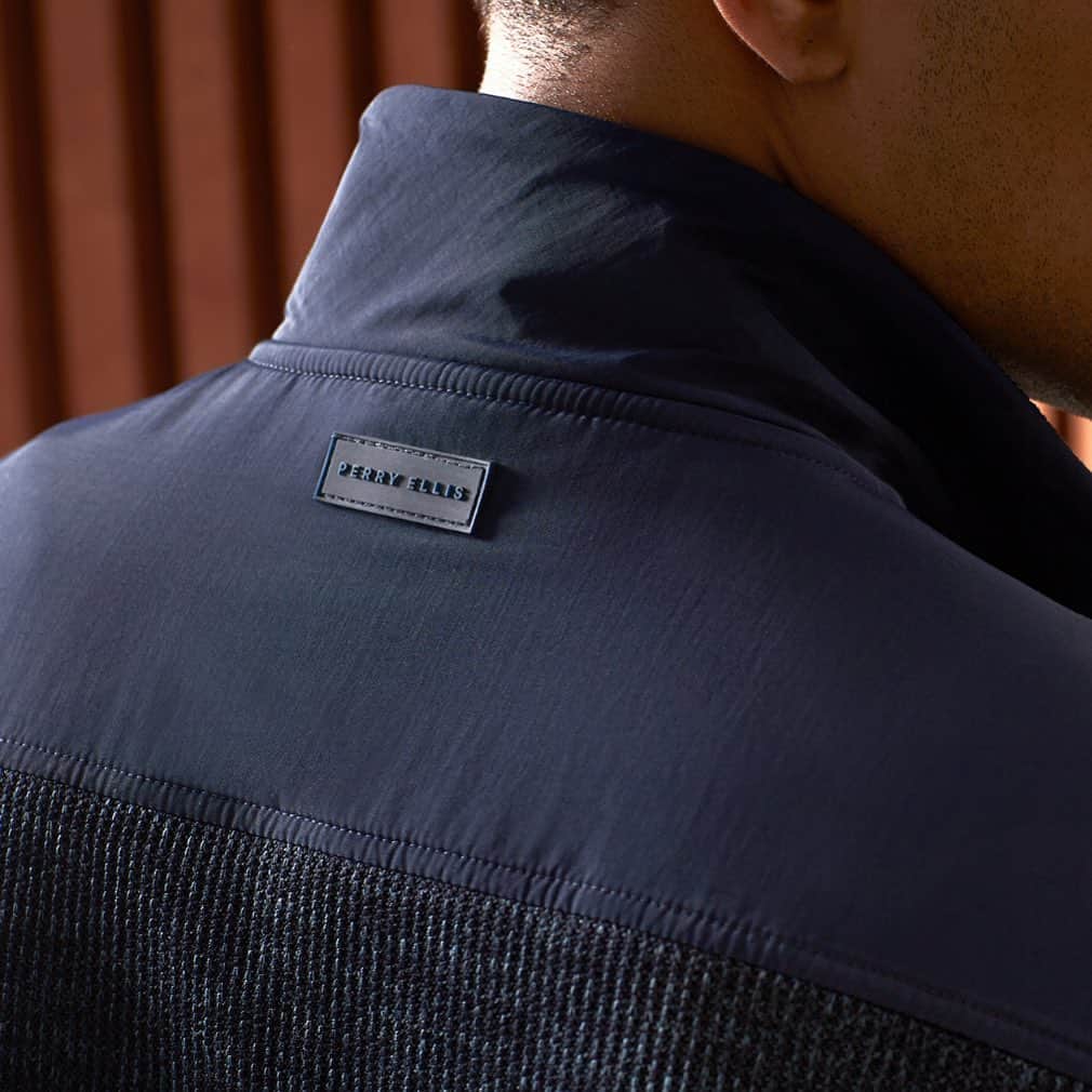 ペリーエリスのインスタグラム：「Our warm, lightweight vests are the perfect layering piece for spontaneous cool weather adventures. #LifeReadySince1976」