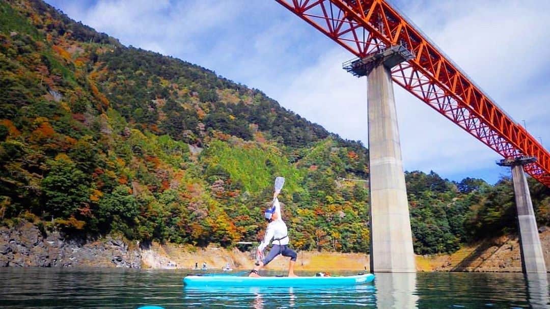 のインスタグラム：「⛰🌳🏄🌲🌳⛰  橋を渡らず  くぐるバージョン✨  上から見る景色  下から見上げる景色  季節があって  見る時間が違って  一瞬も同じときはない  都会も自然も☺️  変化を楽しもう！！  今日は今日の風が吹く🍃素敵な一日を🍁✨  今日も楽しみでいっぱいだぁ♪😆  photo: @ichiki38  ありがとうございます📷  #sup で　#橋 をくぐる #美しい景色 #365日 #24時間　#みんな違ってみんないい  #春夏秋冬　#静岡　#仕事　という名の　#旅　最高  #水上散歩 #paddle #japan   #sup #supyoga #yoga #水   @iku_takamatsu」