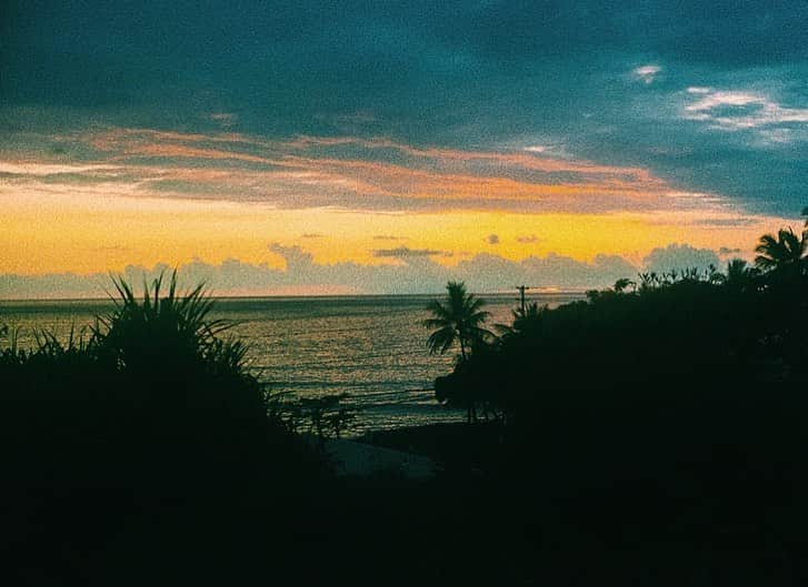 Amanda Kutakaさんのインスタグラム写真 - (Amanda KutakaInstagram)「Kona town galavanting. Golden sunsets to muggy nights into blazing hot days. Laughter and tears with the warmest group of friends in the heat of it all.  (pre-covid and babies 😂)」11月7日 6時08分 - lovekimiko