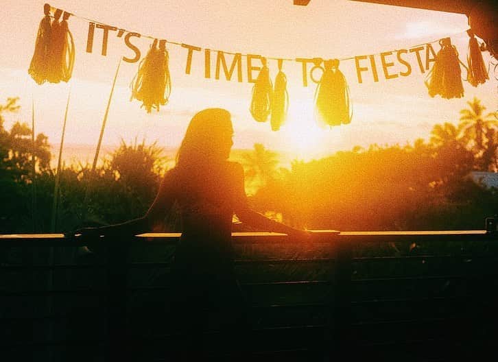 Amanda Kutakaのインスタグラム：「Kona town galavanting. Golden sunsets to muggy nights into blazing hot days. Laughter and tears with the warmest group of friends in the heat of it all.  (pre-covid and babies 😂)」