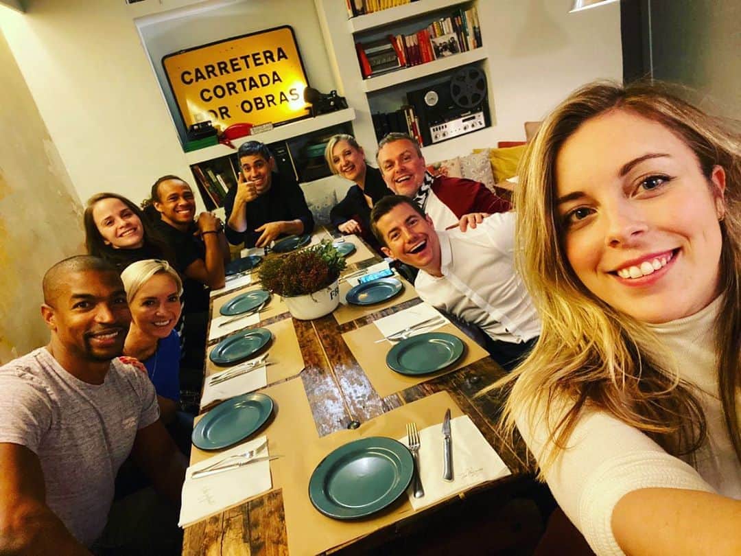 アンナ・カッペリーニのインスタグラム：「One year ago. In a different world... @revolutiononice @javierfernandezskater @luca.lanotte_skater @elladjbalde @ashwagner2010 @itsmedwlsn @sandra_bezic @annettedytrt @j_butt @celia_robledo I miss you all. I miss all of it. Getting a Churro with friends never sounded more precious then right now.」
