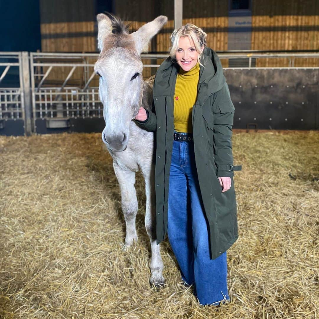 ヘレン・スケルトンさんのインスタグラム写真 - (ヘレン・スケルトンInstagram)「On the farm...... channel 5 now for your fill of the Barnsley boys. @onthefarmc5 @cannonhallfarm @thejuleshudson ... thanks for all the lovely comments on this coat of dreams. When you’re filming until 5am in October you need something as deliciously duvet like as this ... it was a kind gift from @webury ..... donkey @cannonhallfarm hair @natalialeniartek #gift #farming #yorkshire #rurallife #fridaynighttelly」11月7日 6時21分 - helenskelton