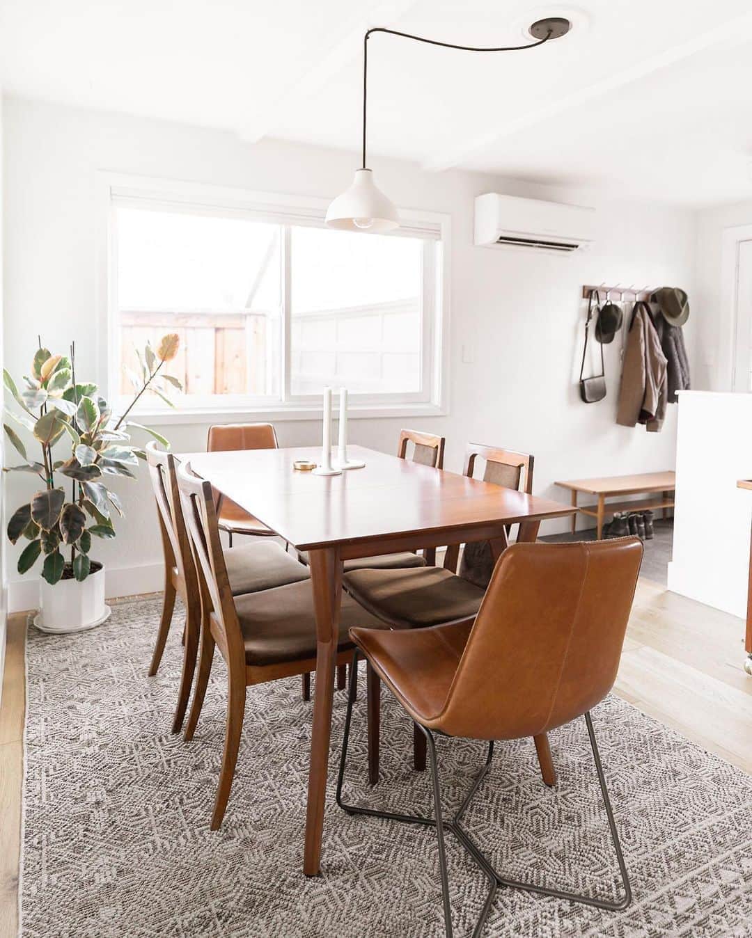 west elmさんのインスタグラム写真 - (west elmInstagram)「It's #FairTradeFriday! Our Mid-Century Expandable Dining Table is a long-time customer favorite, and its stylish frame is made from #sustainablysourced wood in a @fairtradecertified facility. Link in bio to shop and share your style by tagging @westelm! ✨ (📷: @littlecitybungalow, @julien.lev, @mariah_lauren, @the.orange.home and philos_and_ferns) #mywestelm」11月7日 6時22分 - westelm