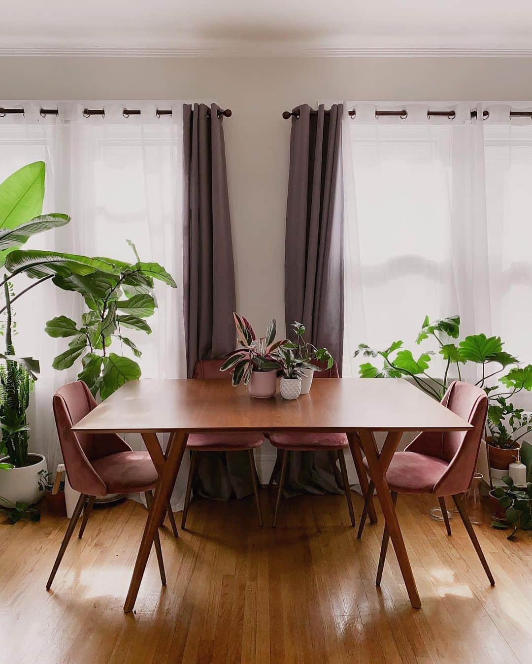 west elmさんのインスタグラム写真 - (west elmInstagram)「It's #FairTradeFriday! Our Mid-Century Expandable Dining Table is a long-time customer favorite, and its stylish frame is made from #sustainablysourced wood in a @fairtradecertified facility. Link in bio to shop and share your style by tagging @westelm! ✨ (📷: @littlecitybungalow, @julien.lev, @mariah_lauren, @the.orange.home and philos_and_ferns) #mywestelm」11月7日 6時22分 - westelm